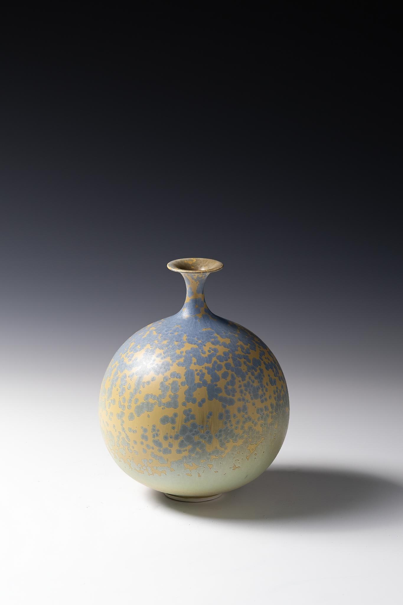 Hein Severijns (1936) .Vase soliflore.Porcelaine.Date de création : vers 1980.H20 L16 cm..Vase (1 of 1)