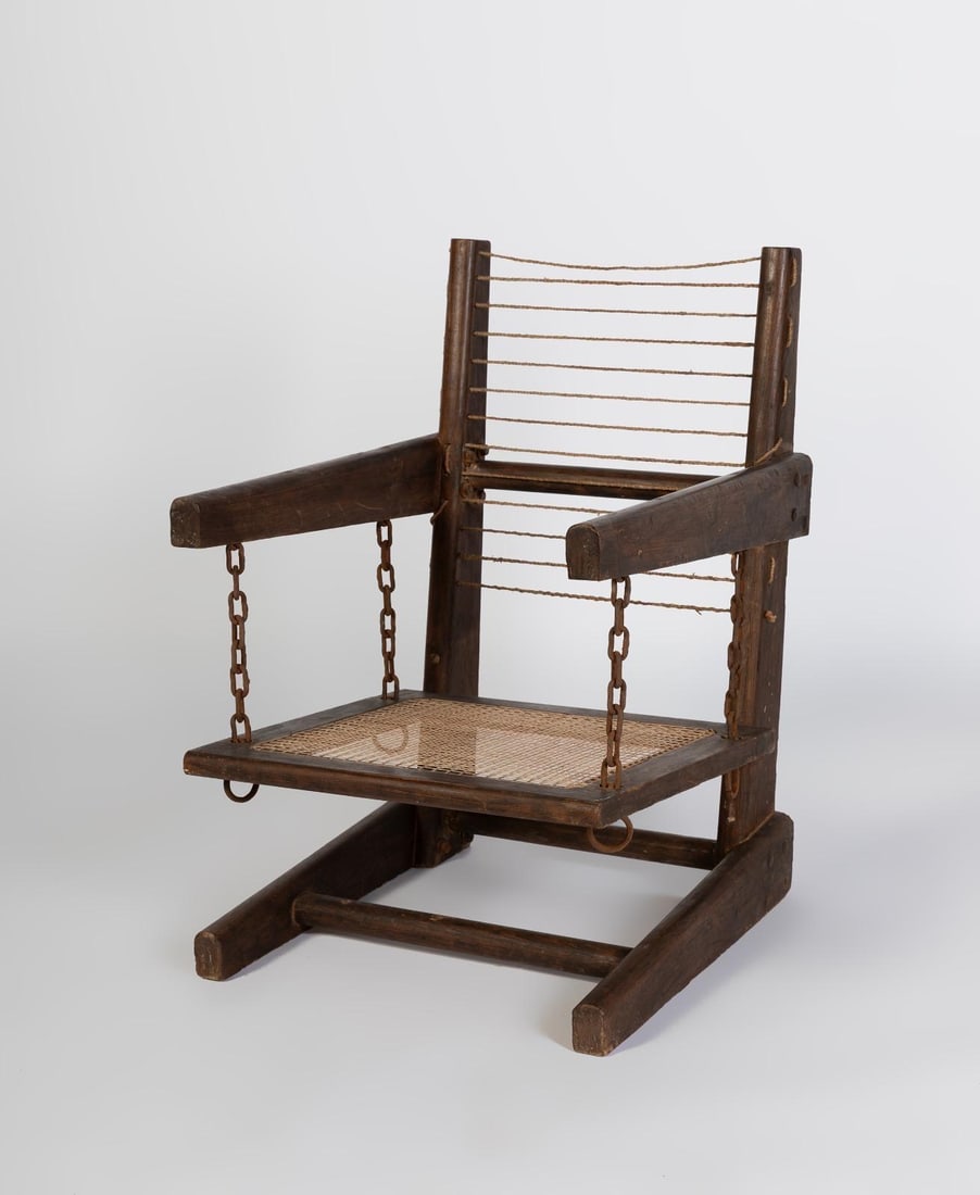 Pierre Jeanneret (1896-1967).Fauteuil démontable rare.Teck massif, chaînettes, cannage tressé et: Pierre Jeanneret (1896-1967).Fauteuil démontable rare.Teck massif, chaînettes, cannage tressé et cordelettes de coton.Date de création : vers 1953-54.H77 L51 P55 cm..Entre 1951 et 1965, dans une I