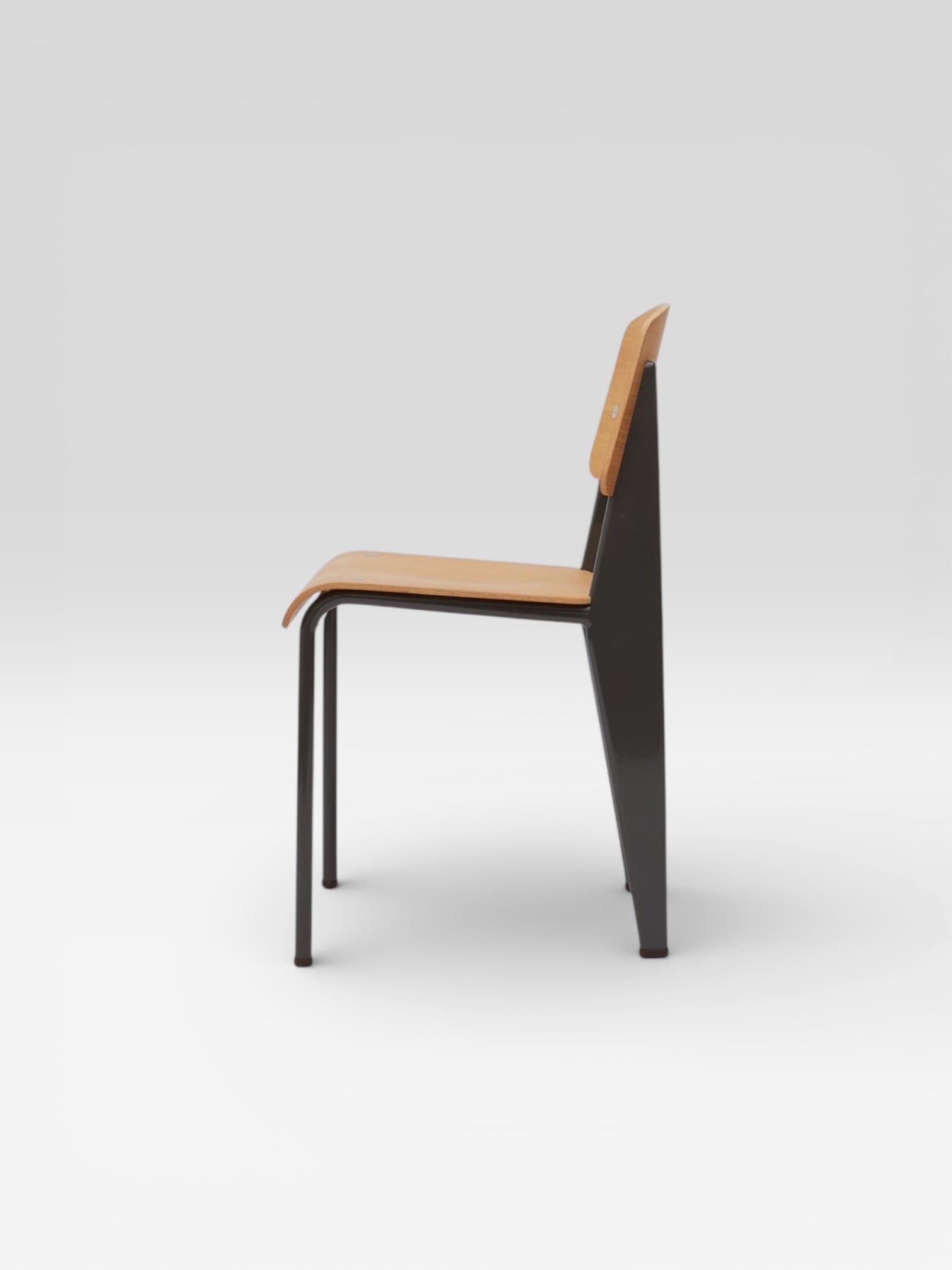 Jean Prouvé .G-Star .Standard Chair.Chaise.Métal et bois.Réédition 2011 d’un modèle de 1934: Jean Prouvé .G-Star .Standard Chair.Chaise.Métal et bois.Réédition 2011 d’un modèle de 1934 .H82 L42 P49 cm..Chaise Standard en métal et bois. Réédition G-Star 2011 d'un modèle original de