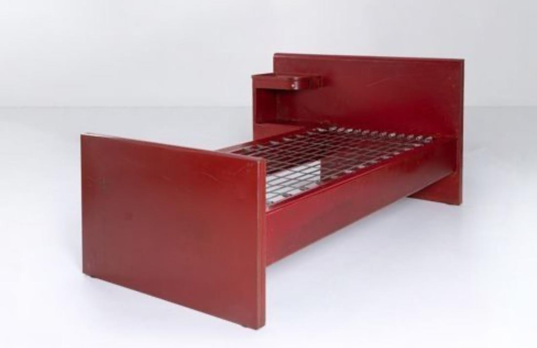 Jean Prouvé & Jules Leleu.Lit du sanatorium Martel-de-Janville, Plateau d’Assy.Conçu en: Jean Prouvé & Jules Leleu.Lit du sanatorium Martel-de-Janville, Plateau d’Assy.Conçu en 1937..Exécuté en tôle d’acier pliée laquée, avec table de chevet intégrée et rétractable en tôle