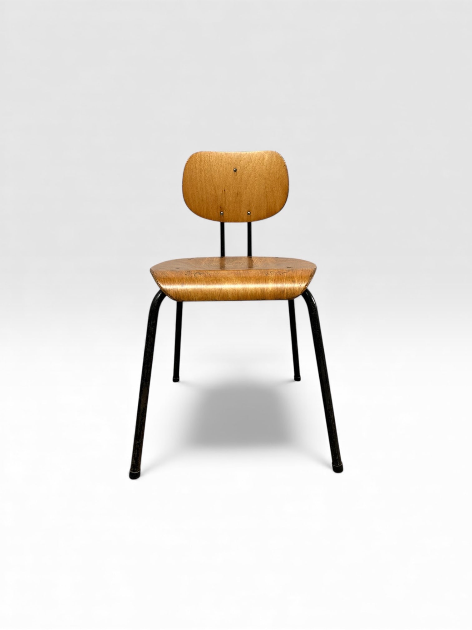 Willy van der Meeren .Chaise.Métal et bois multiplis.Edition Tubax.Date de création : vers 1950: Willy van der Meeren .Chaise.Métal et bois multiplis.Edition Tubax.Date de création : vers 1950 .H76 L41 P46 cm..Chaise en métal et bois multiplis. Édition Tubax, vers 1950. H 76 × L 41 × P 46 c