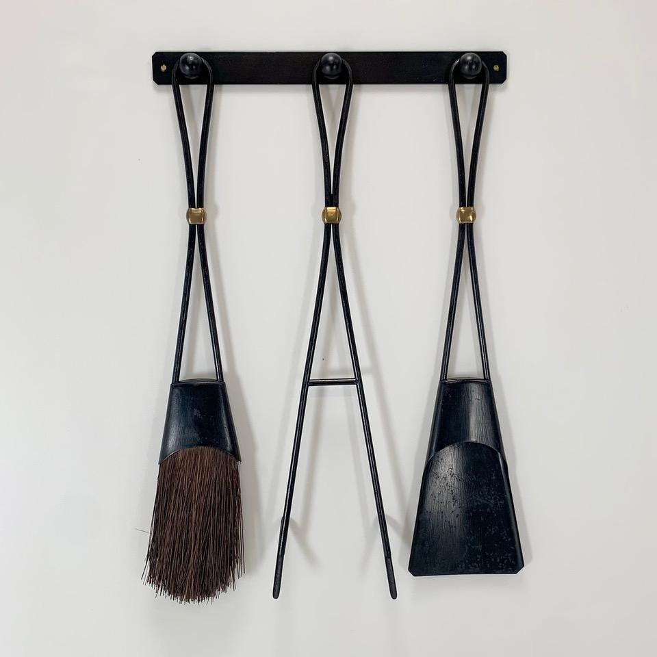 Jens Quistgaard (1919-2008) .Nécessaire de feu murale.Modèle 1400.Fer noirci & laiton.Édition : (1 of 3)