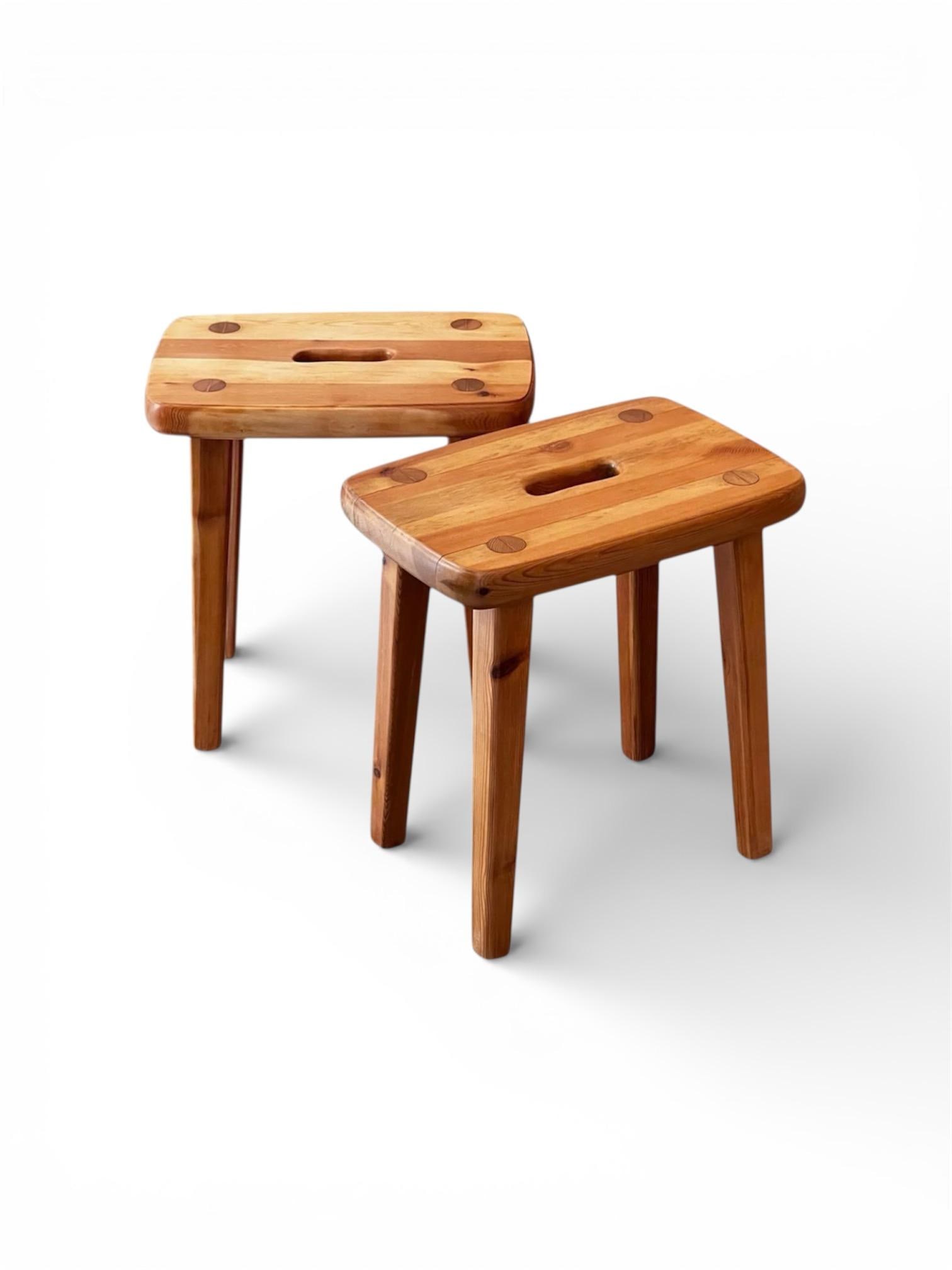 Travail suédois.Paire de tabourets .Pin.Date de création : vers 1960.H43,5 L41,5 P28 cm ..Paire de (1 of 3)