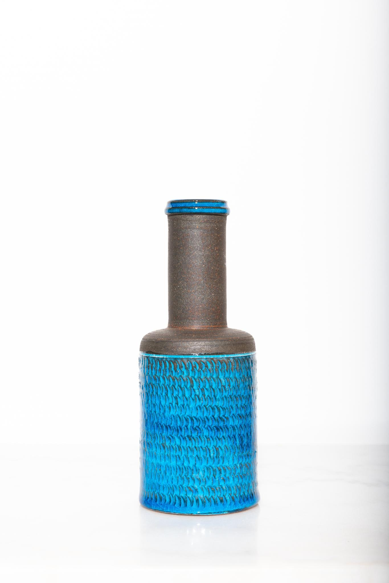 Nils Kähler.Vase.Céramique.Partiellement émaillé. Motif géométrique sculpté..Signé Hermann A: Nils Kähler.Vase.Céramique.Partiellement émaillé. Motif géométrique sculpté..Signé Hermann A Kähler.Date de création : vers 1950..Vase en céramique partiellement émaillée, motif géométr