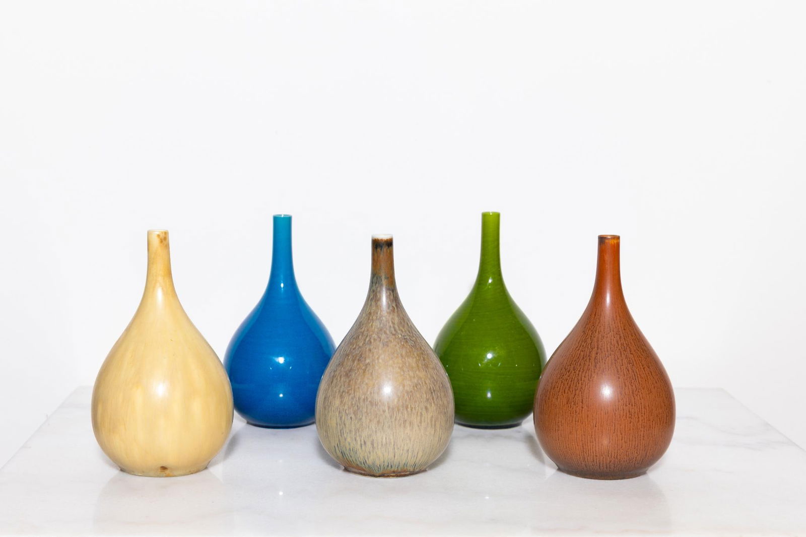 Carl-Harry Stålhane (1920-1990).Cinq vases.Grès émaillé.Édition Rörstrand.H13 cm: Carl-Harry Stålhane (1920-1990).Cinq vases.Grès émaillé.Édition Rörstrand.H13 cm (chaque)..Cinq vases en grès émaillé. Édition Rörstrand. H 13 cm (chaque)..Ensemble de cinq vases en grès �