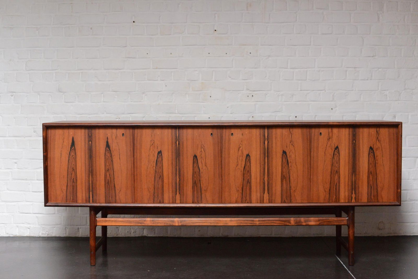 Torbjorn Afdal (1917-1999) .Enfilade.Palissandre.Date de création : vers 1960.H85.5 L210 P48: Torbjorn Afdal (1917-1999) .Enfilade.Palissandre.Date de création : vers 1960.H85.5 L210 P48 cm..Enfilade en palissandre massif. Vers 1960. H 85,5 × L 210 × P 48 cm..Torbjørn Afdal (Hamar, 1917 ��