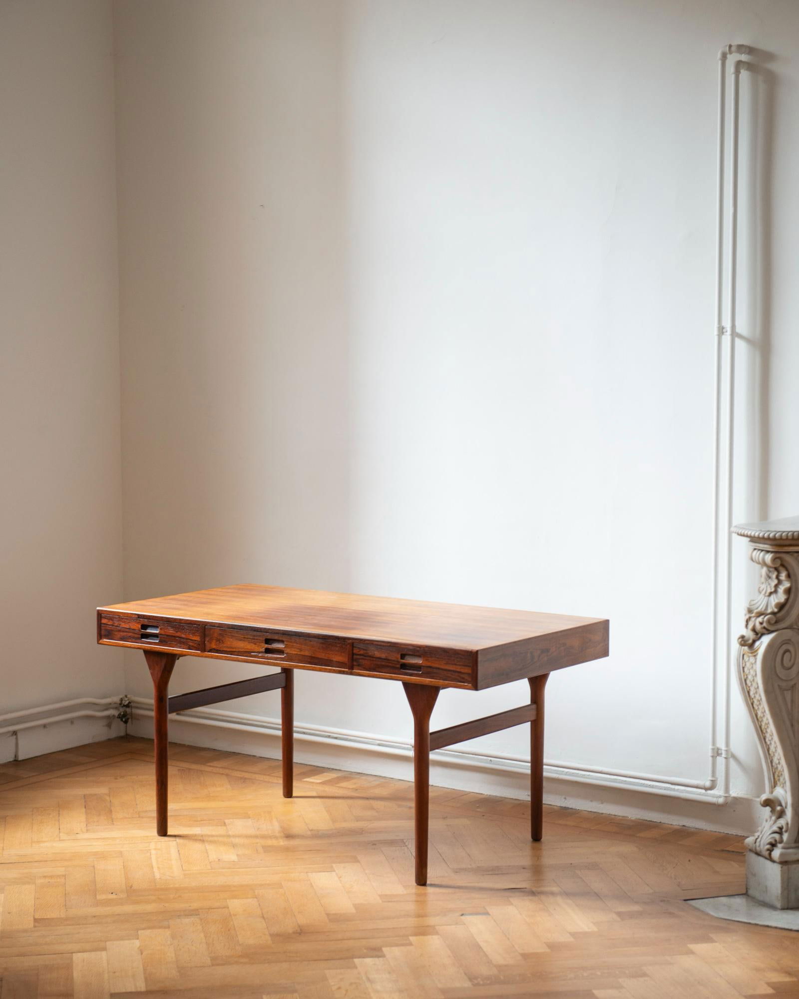 Nanna Ditzel.Bureau .Palissandre et chêne.Edition Søren Willadsen, Denmark.Date de création :: Nanna Ditzel.Bureau .Palissandre et chêne.Edition Søren Willadsen, Denmark.Date de création : vers 1950.H 75 L 145 P 73 cm..Bureau en palissandre et chêne. Édition Søren Willadsen, Danemark, ver