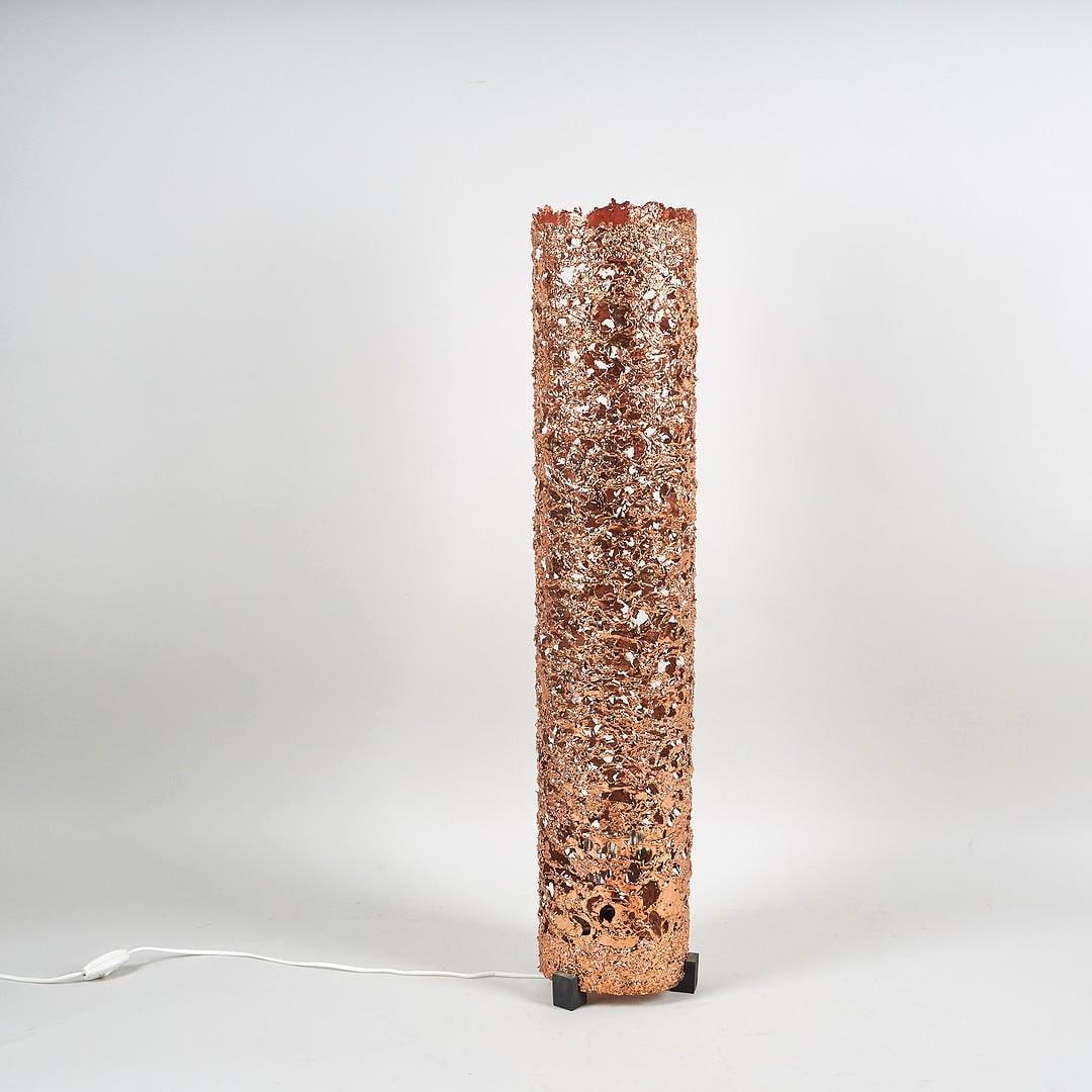 Aimo Tukiainen.Lampe de parquet.Cuivre et bois.Fabriqué par Oy Moonlight Ltd.Date de création :: Aimo Tukiainen.Lampe de parquet.Cuivre et bois.Fabriqué par Oy Moonlight Ltd.Date de création : années 1970.H91 cm..Lampe de parquet en cuivre et bois. Fabriquée par Oy Moonlight Ltd (Finlande), a