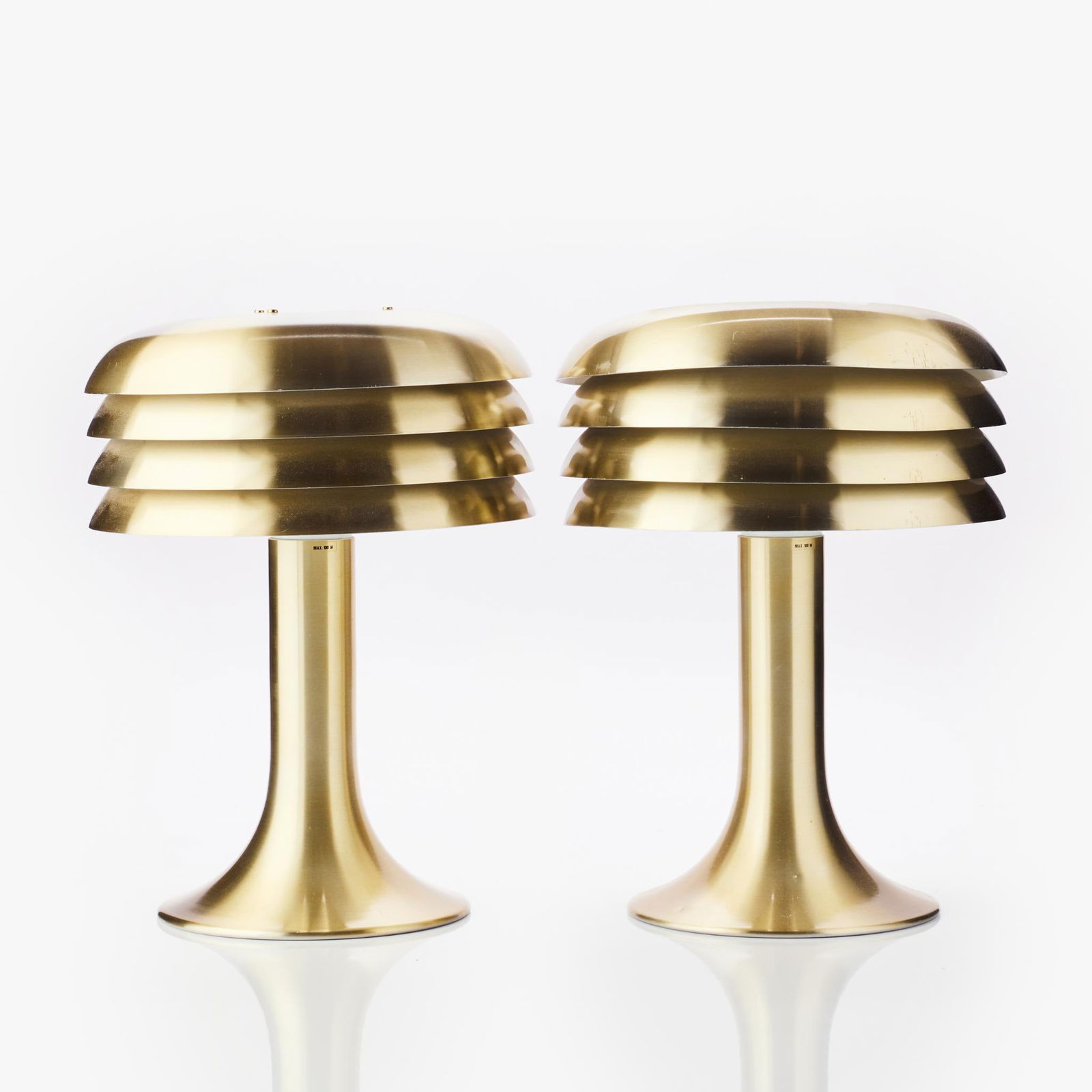 ERROR: Hans-Agne Jakobsson (1919–2009).Paire de lampes BN 26.Lampes.Aluminium.Date de création : Années 1960/70.H45 cm.Étiquette présente ; abat-jour à lamelles typique...Paire de lampes BN 26 en alum