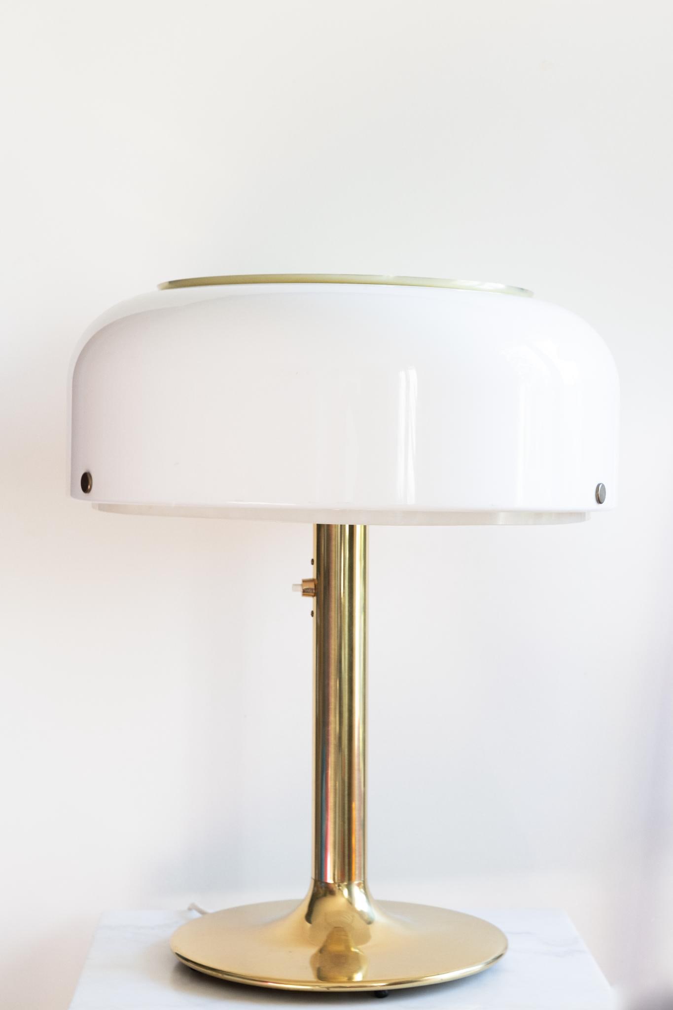 Anders Pehrson (1912-1982).Lampe de table .Laiton et acrylique.Fabriqué par l'Ateljé Lyktan.H60: Anders Pehrson (1912-1982).Lampe de table .Laiton et acrylique.Fabriqué par l'Ateljé Lyktan.H60 ?50 cm.Modèle rare en version large...Lampe de table en laiton et acrylique. Fabriquée par Ateljé L