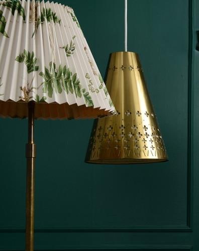 Einar Bäckström .Lampe de plafond.Lampe.Laiton perforé, intérieur tissu.Produit par Einar: Einar Bäckström .Lampe de plafond.Lampe.Laiton perforé, intérieur tissu.Produit par Einar Bäckströms Metallvarufabrik.Date de création : Années 1950.H60 D26 cm.Usure normale, rayures, petites