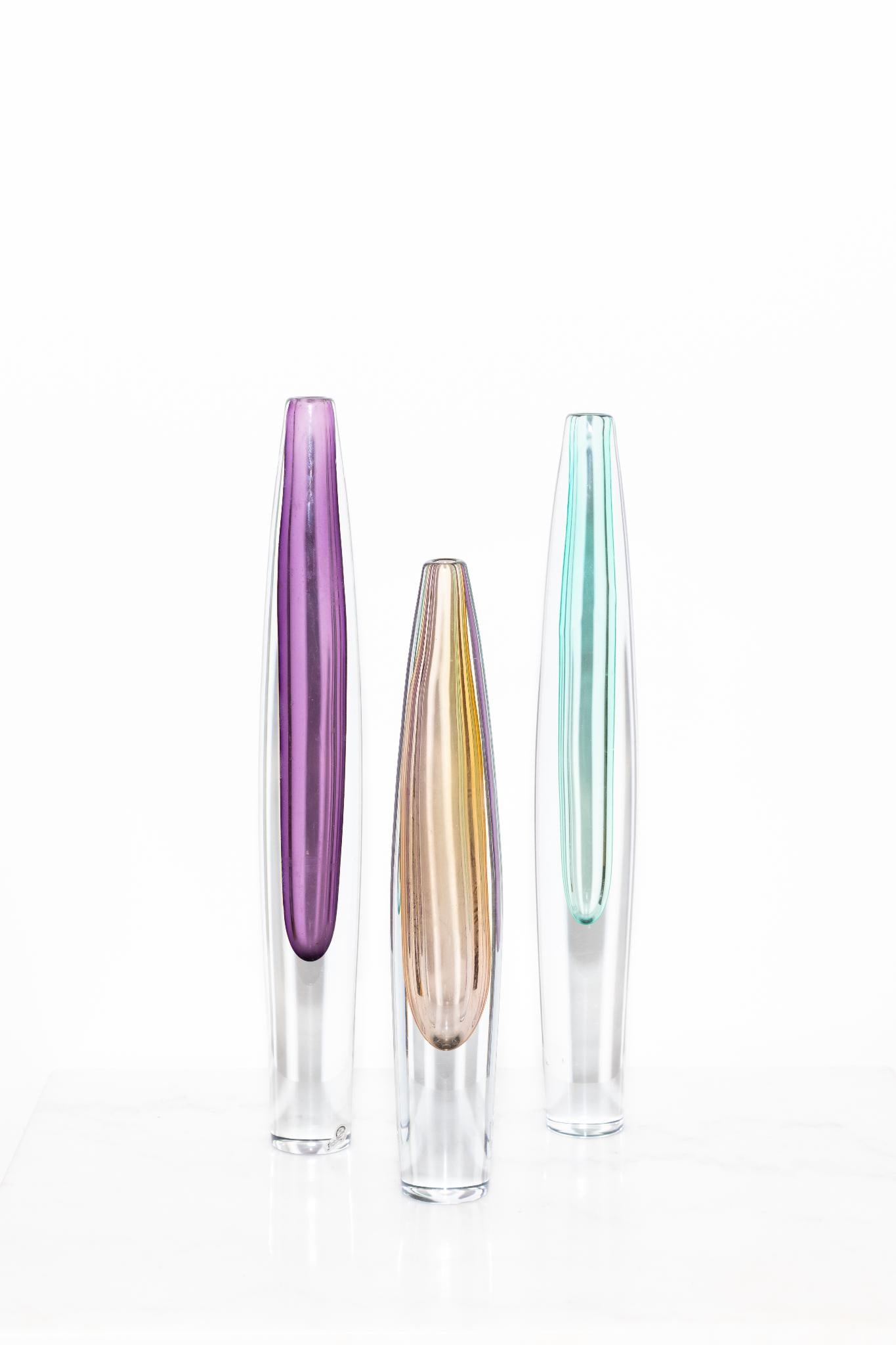 Asta Strömberg.Trois vases.Verre.H36,5.H35,5 cm.H26 cm.Vases en verre violet ,vert et jaune: Asta Strömberg.Trois vases.Verre.H36,5.H35,5 cm.H26 cm.Vases en verre violet ,vert et jaune typiques de Strömbergshyttan....Ensemble de trois vases en verre soufflé violet, vert et jaune.