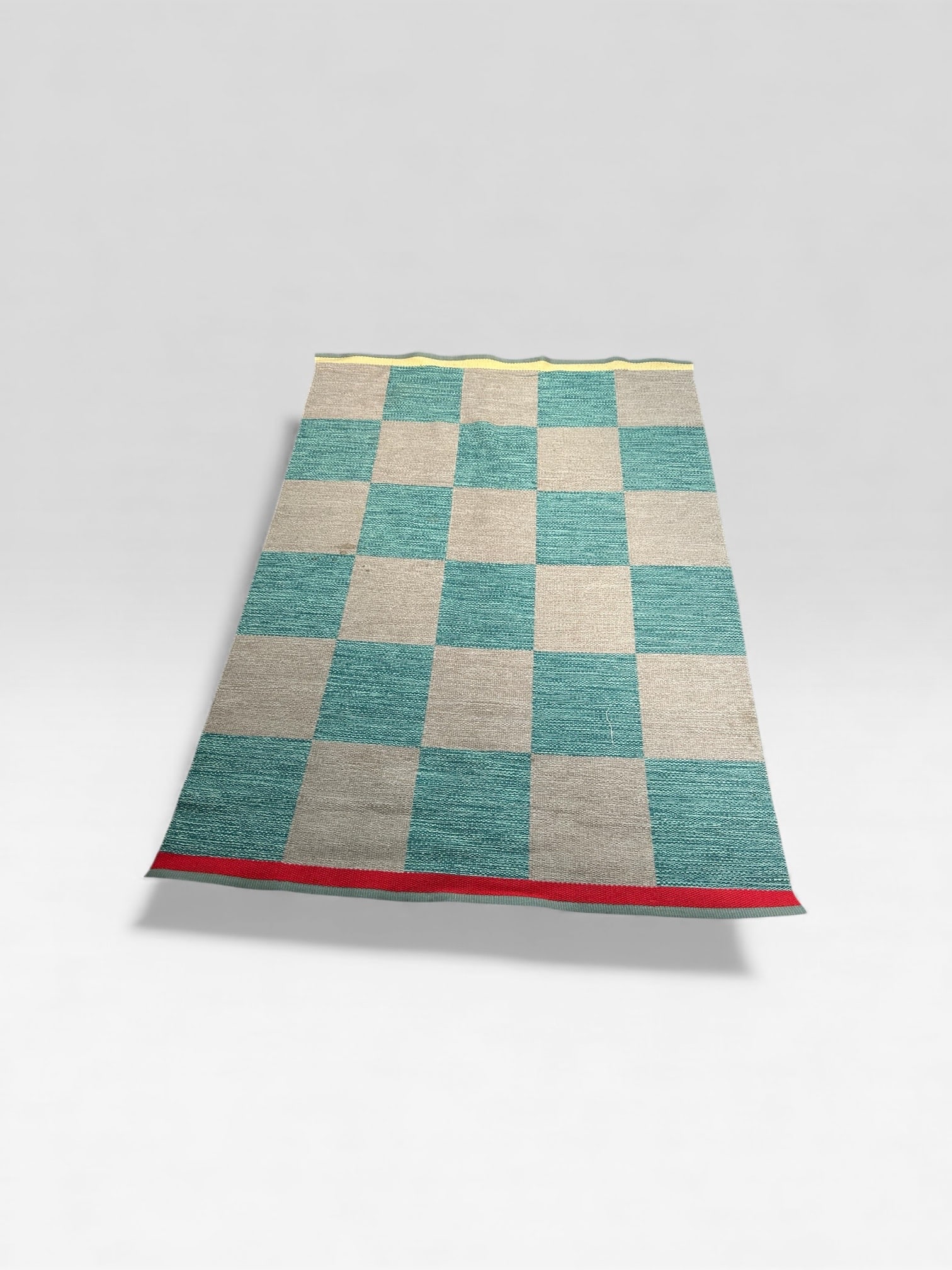Travail suédois.Tapis.Laine .Date de création : vers 1970.L250 P195 cm..Swedish rug with: Travail suédois.Tapis.Laine .Date de création : vers 1970.L250 P195 cm..Swedish rug with geometric checkerboard design, alternating blue-green and natural beige .panels. The field is highlighted