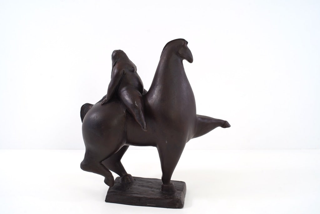 Dans le goût de Fernando Botero.Femme sur cheval.Sculpture.Plâtre.H37 L37 P12 cm.(base : 17 L x 10 (1 of 3)