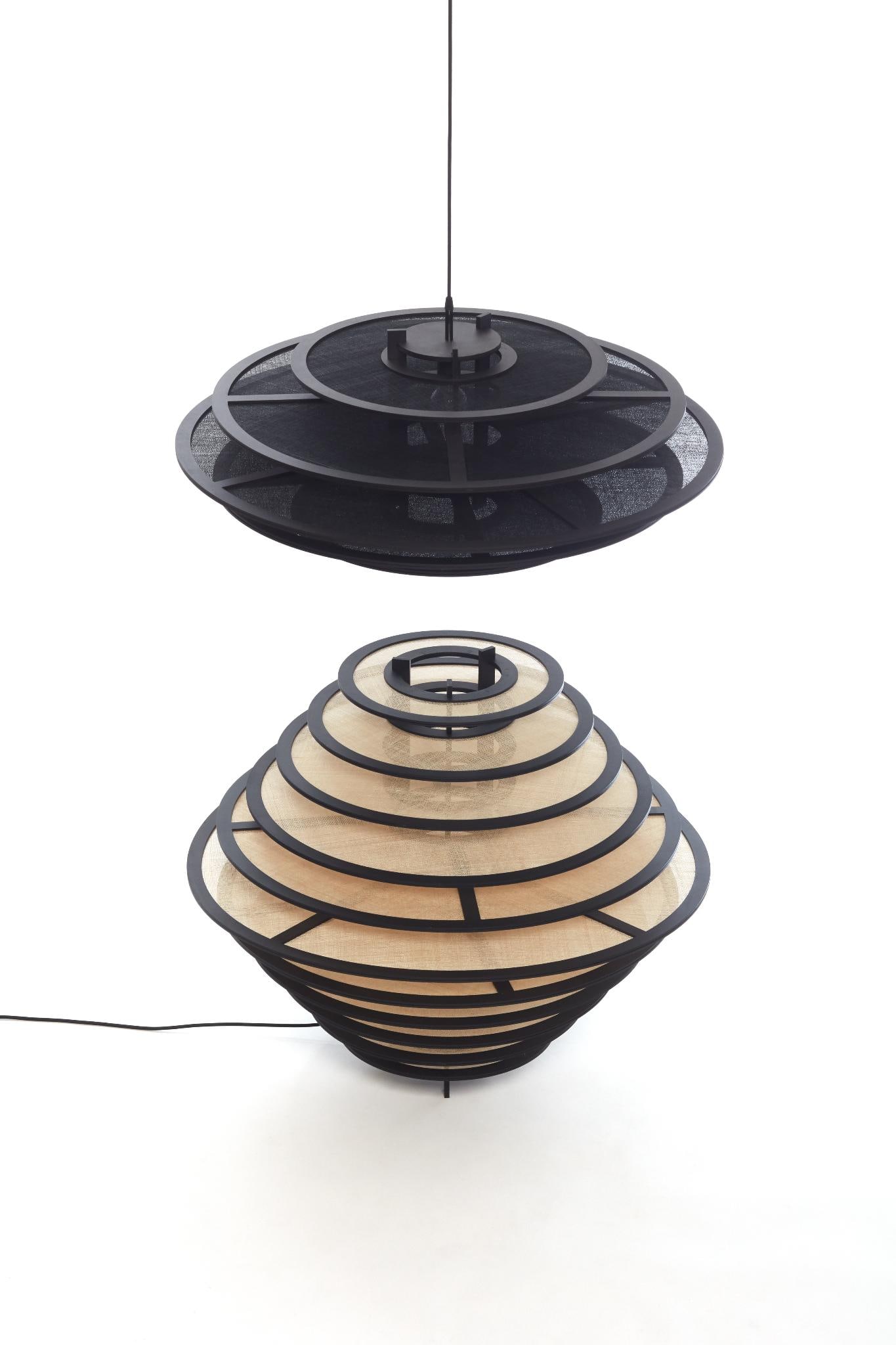 Sculpture Lumineuse.Paille naturelle, paille teintée noire, bois.Lampe de plafond Ø87,5 x H41: Sculpture Lumineuse.Paille naturelle, paille teintée noire, bois.Lampe de plafond Ø87,5 x H41 cm.Lampe sur pied Ø87,5 x H75 cm.Date de création : 2024.Édition limitée à 7 exemplaires..Une insta