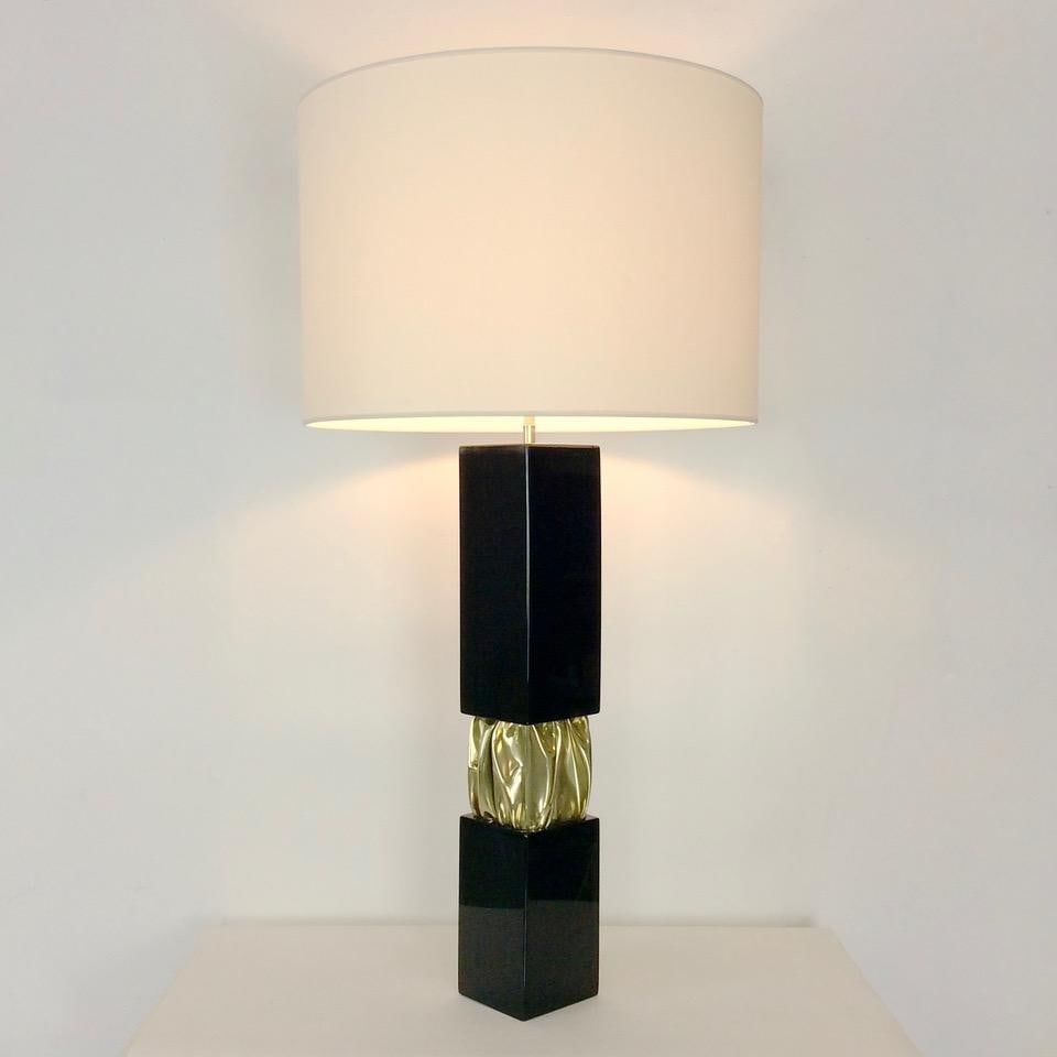 Jacques Moniquet (XXe s.) .Lampe .Bois laqué noir & laiton plissé (chaque plissage est: Jacques Moniquet (XXe s.) .Lampe .Bois laqué noir & laiton plissé (chaque plissage est unique).Edition Maison Chéret.Date de création : 1978.H98 D50 cm..Lampe en bois laqué noir et laiton plissé