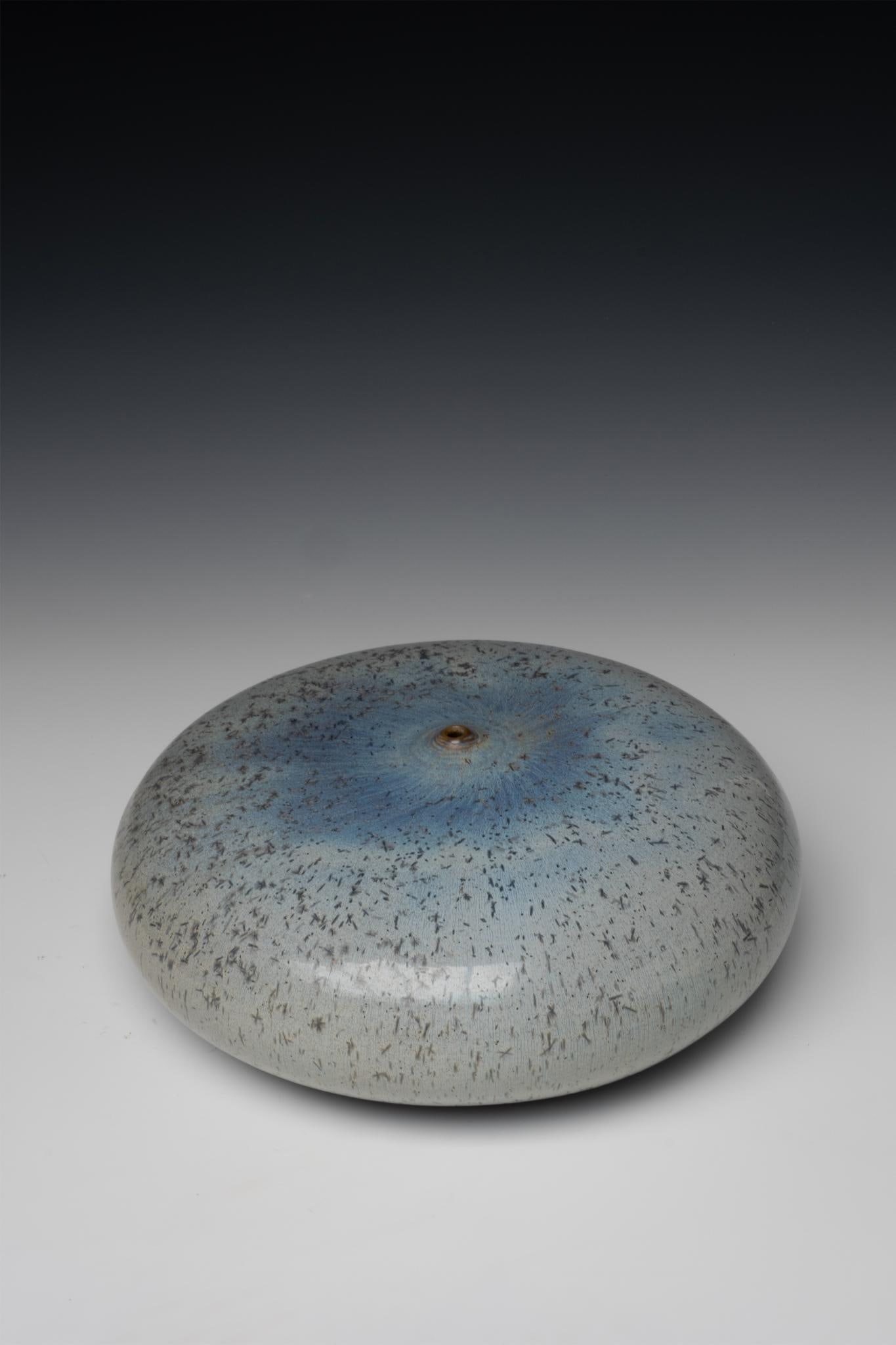 Antonio Lampecco (1932 - 2019) .Sculpture.Céramique.Date de création : 2005 .H2 L34 cm ..Sculpture: Antonio Lampecco (1932 - 2019) .Sculpture.Céramique.Date de création : 2005 .H2 L34 cm ..Sculpture en céramique. 2005. H 2 × L 34 cm..Antonio Lampecco (1932–2019) est un sculpteur céramiste bel