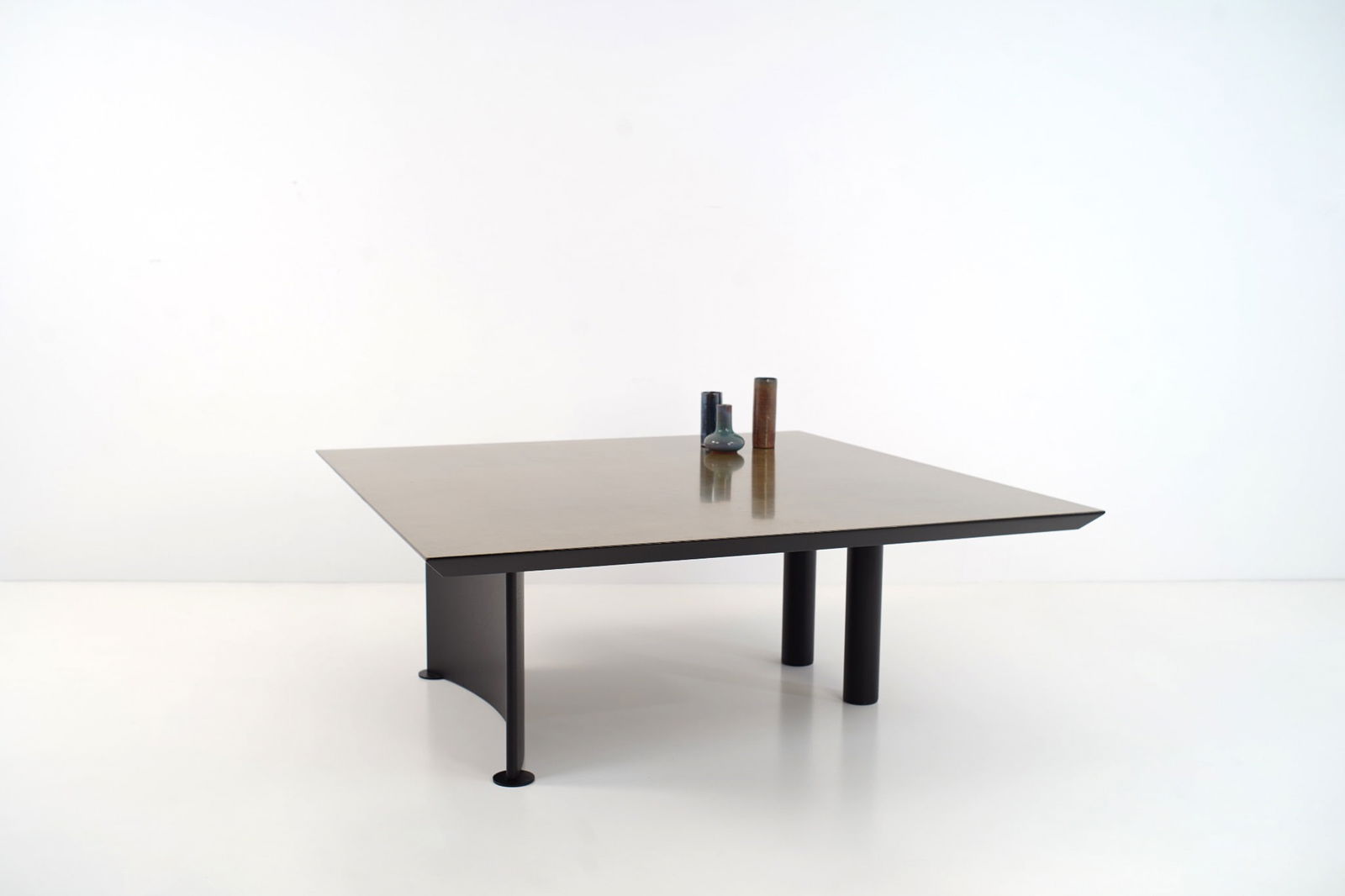 Koenraad Dewulf.Tichon.Table basse sculpturale.Métal, bois, résine.Signée 1993.H38 L100 P100 (1 of 5)