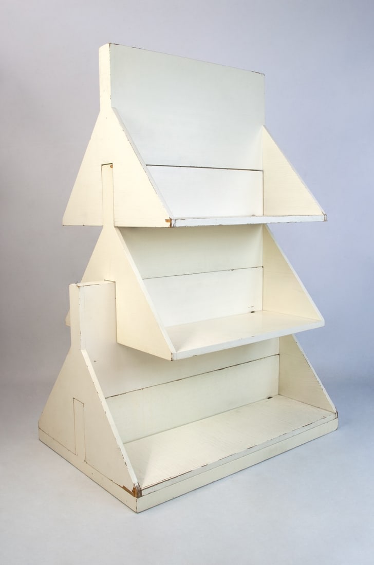 Ugo La Pietra.Uno sull'altro.Bibliothèque.Edition Poggi.Date de création : 1970.H118 L55 P80: Ugo La Pietra.Uno sull'altro.Bibliothèque.Edition Poggi.Date de création : 1970.H118 L55 P80 cm..Bibliothèque Uno sull'altro en bois laqué blanc. Édition Poggi, 1970. H 118 × L 55 × P 80 cm..Ug