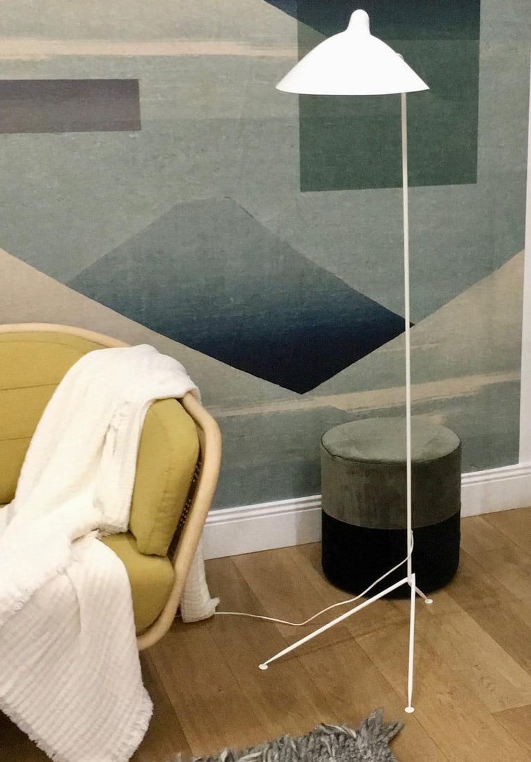 Serge Mouille .Lampadaire droit blanc .Date de création : 1953.Edition Serge Mouille.H190 L49: Serge Mouille .Lampadaire droit blanc .Date de création : 1953.Edition Serge Mouille.H190 L49 cm..Lampadaire droit en acier laqué blanc. Édition Serge Mouille. Modèle créé en 1953. H 190 × L 49