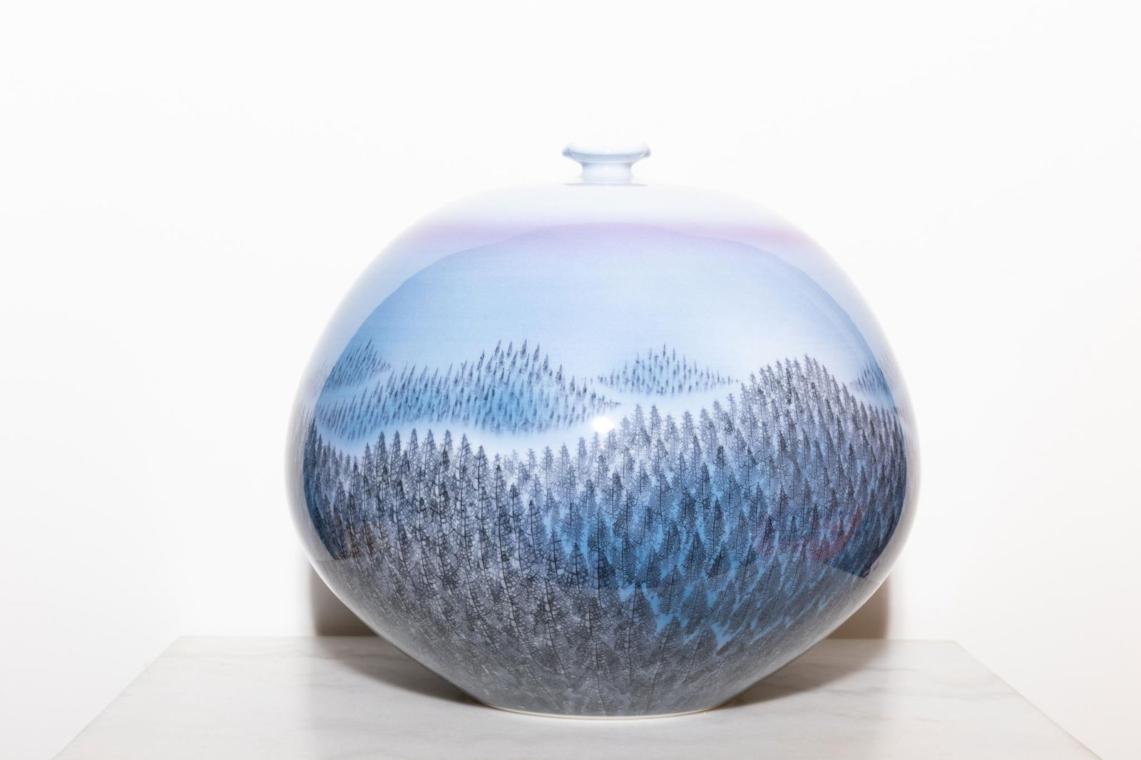 Fujii Shumei (né en 1936).Monts d’Arita à l’aurore.Vase large à col trilobé.Porcelaine bleu: ERROR