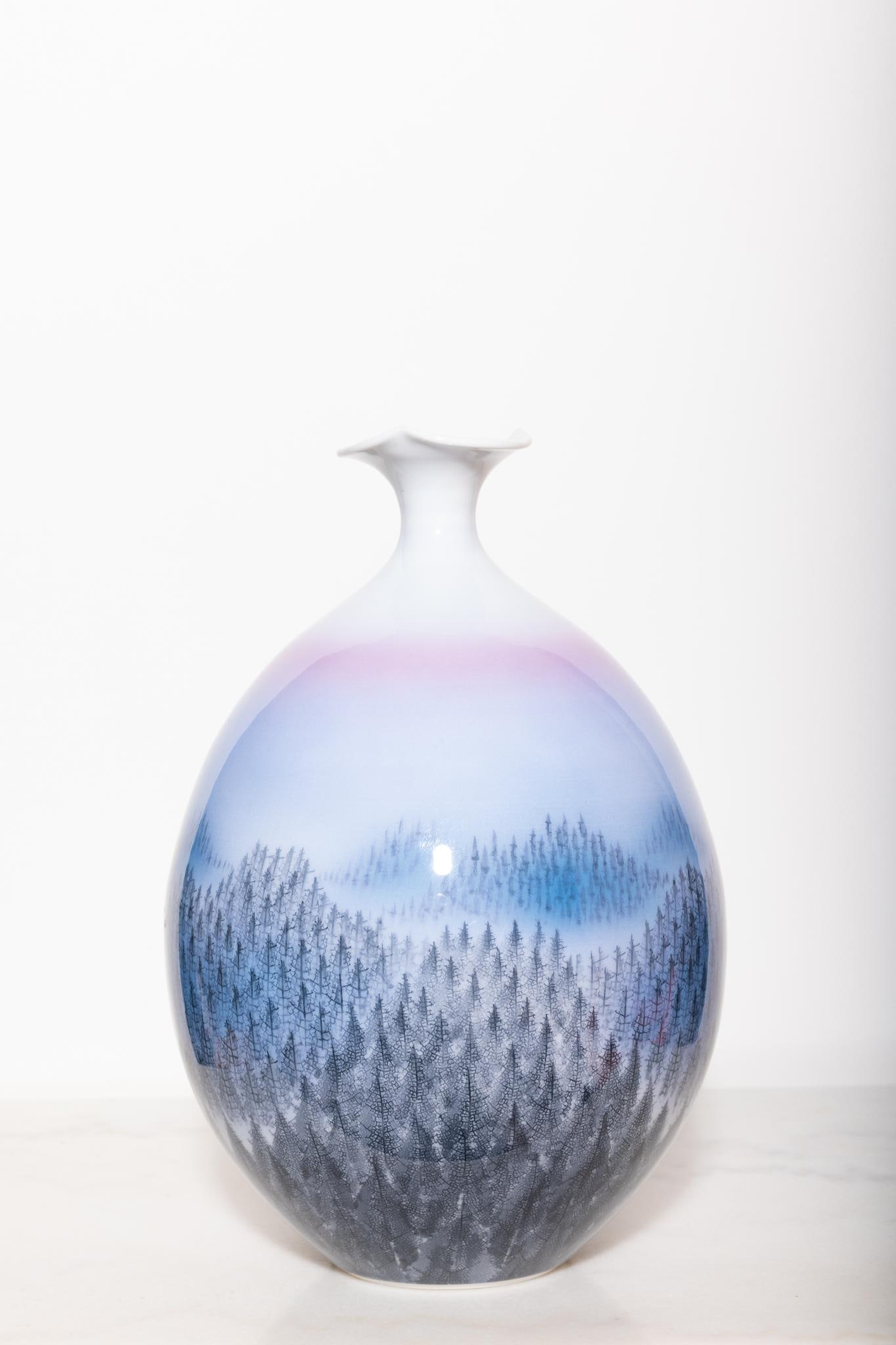 Fujii Shumei (né en 1936).Monts d'Arita enneigés.VASE DE forme ovoïde à col trilobé, corps (1 of 2)
