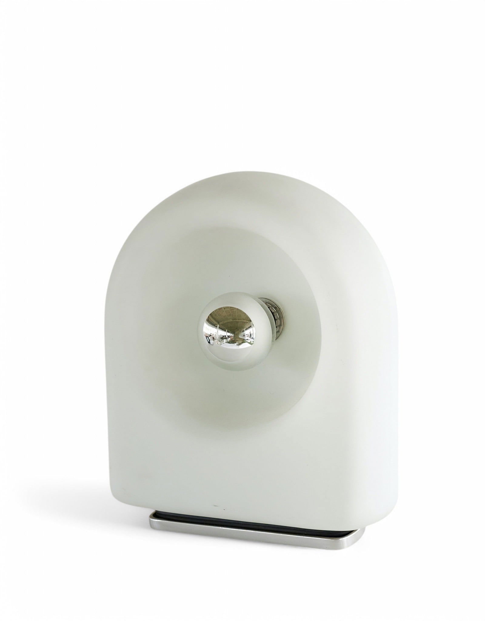 Claudio Salocchi (1934-­2012).Véla.Lampe de table .Verre mat blanc dépoli et acier: Claudio Salocchi (1934-­2012).Véla.Lampe de table .Verre mat blanc dépoli et acier chromé.Edition Lumenform .Date de création : 1968.H43 L35 cm..Créée en 1968 pour Lumenform, la lampe Véla est