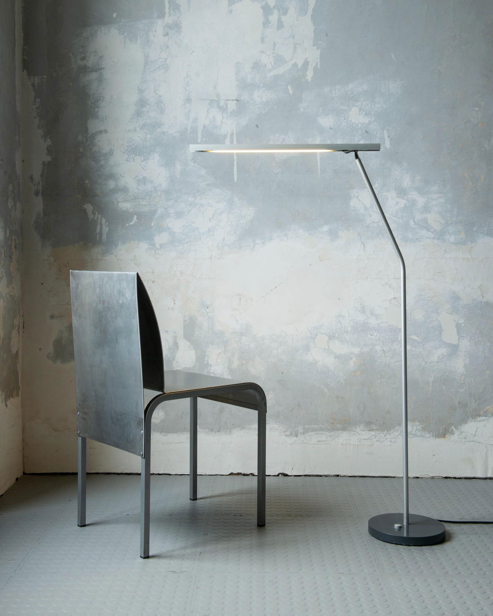 Maarten Van Severen .U-Line Reading Lamp, Model ST11,.Liseuse.Métal .Date de création : vers: Maarten Van Severen .U-Line Reading Lamp, Model ST11,.Liseuse.Métal .Date de création : vers 1990.H122 L60 P24 cm..La liseuse U-Line, modèle ST11, est l'une des créations lumière les plus épuré