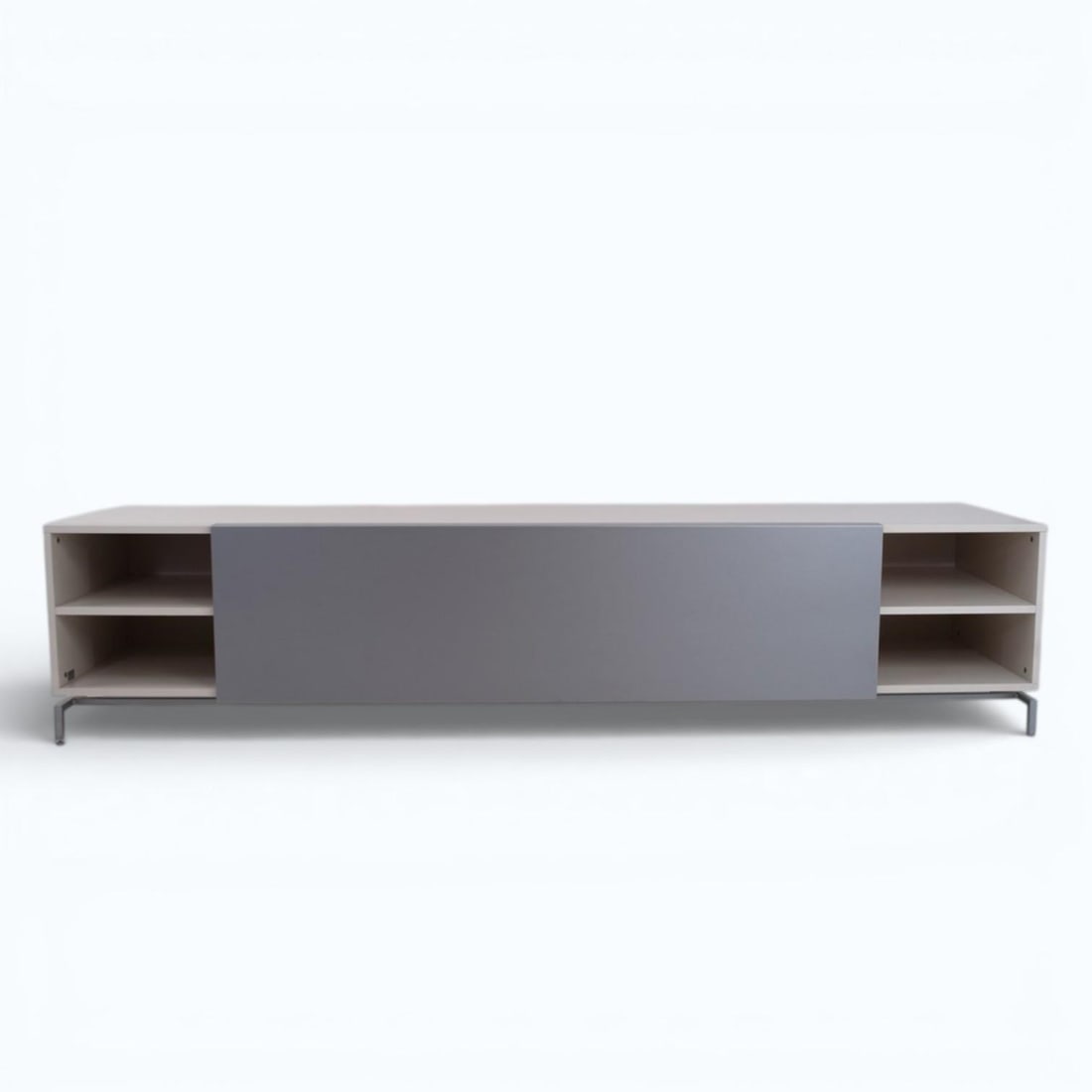 Shigeru UCHIDA.Slide.Buffet.Aluminium, MDF (porte blanche/grise).Edition Pastoe, Pays-Bas .Date de: Shigeru UCHIDA.Slide.Buffet.Aluminium, MDF (porte blanche/grise).Edition Pastoe, Pays-Bas .Date de création : 2001.H56 L250 P61 cm..Grand buffet blanc minimaliste, modèle Slide, conçu par le célè