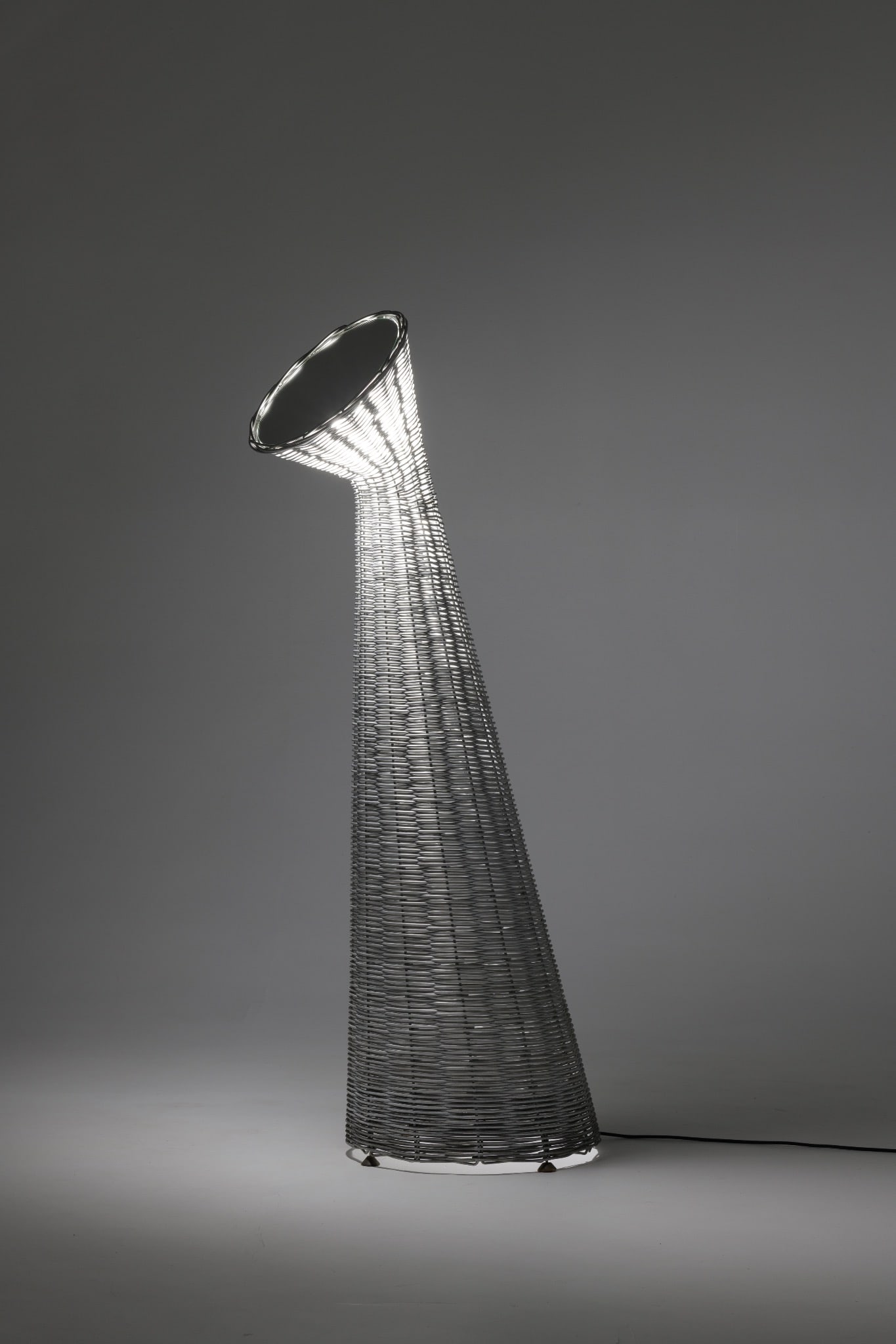 Andriy Khvorostyanov .How Are You?.Lampadaire-miroir .PANOPTIKUM Collections.Fil d’aluminium (1 of 2)