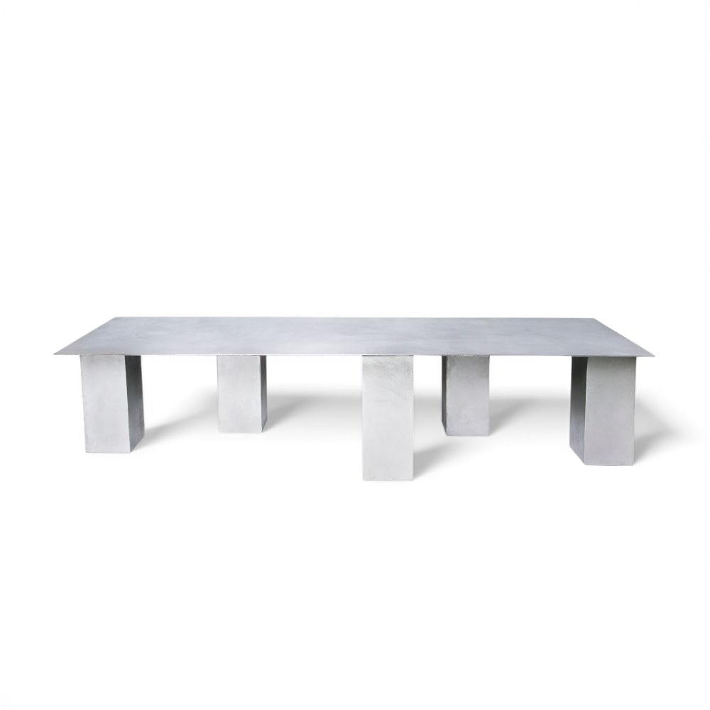 Pietro Franceschini.Cinq Pieds.Table basse.Aluminium.H40 L170 P60 cm..Pietro Franceschini est: Pietro Franceschini.Cinq Pieds.Table basse.Aluminium.H40 L170 P60 cm..Pietro Franceschini est architecte et designer, basé entre New York et Florence..Formé en Italie, au Portugal et aux États-Unis