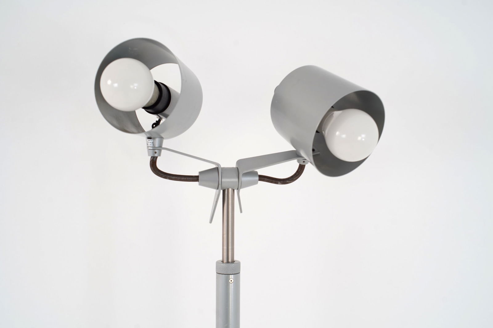 Hannes Wettstein.Stadium.Lampadaire.Métal, base en marbre Bardiglio.Édition Pallucco Italia.Date (1 of 6)