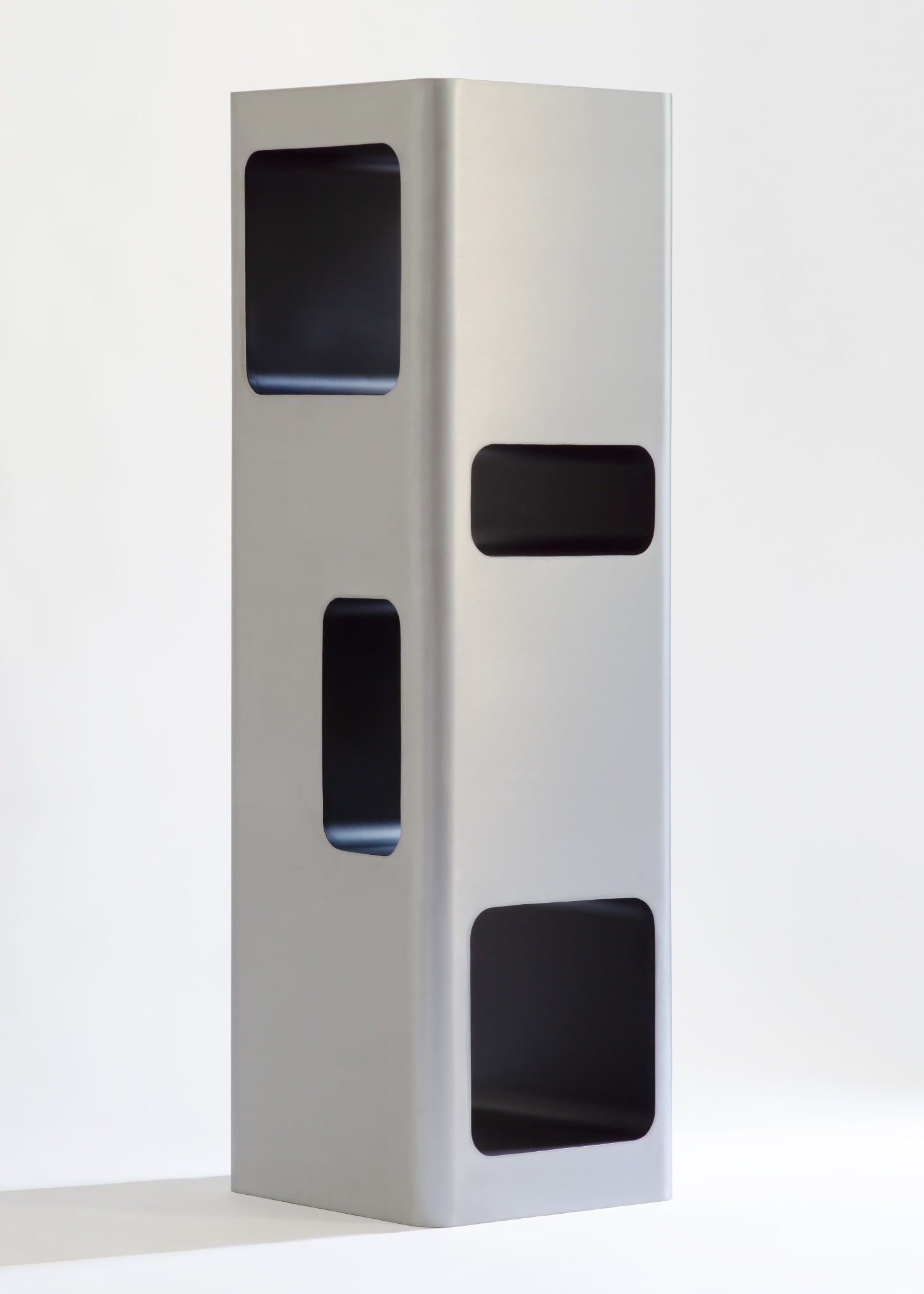 * Paolo Giordano.Vertigo.Tour de rangement.Aluminium plié et soudé, laqué noir.Edition limitée: * Paolo Giordano.Vertigo.Tour de rangement.Aluminium plié et soudé, laqué noir.Edition limitée à 3 ex. + 1AP.Date de création : 2021?.H160 L 35 P35 cm..Quasi pièce unique — édition limitée