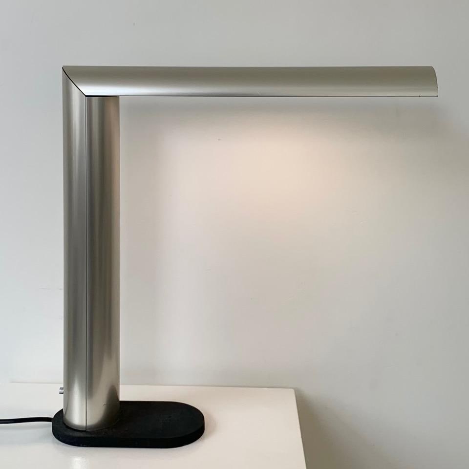 Sabine Charoy (1937) .Lampe .Aluminium, acier.Édition : Verre Lumière.Date de création : 1980.H45: Sabine Charoy (1937) .Lampe .Aluminium, acier.Édition : Verre Lumière.Date de création : 1980.H45 L45 P10 cm..Cette lampe carrée (45 × 45 cm) en aluminium et acier, créée en 1980 pour l'éditeu