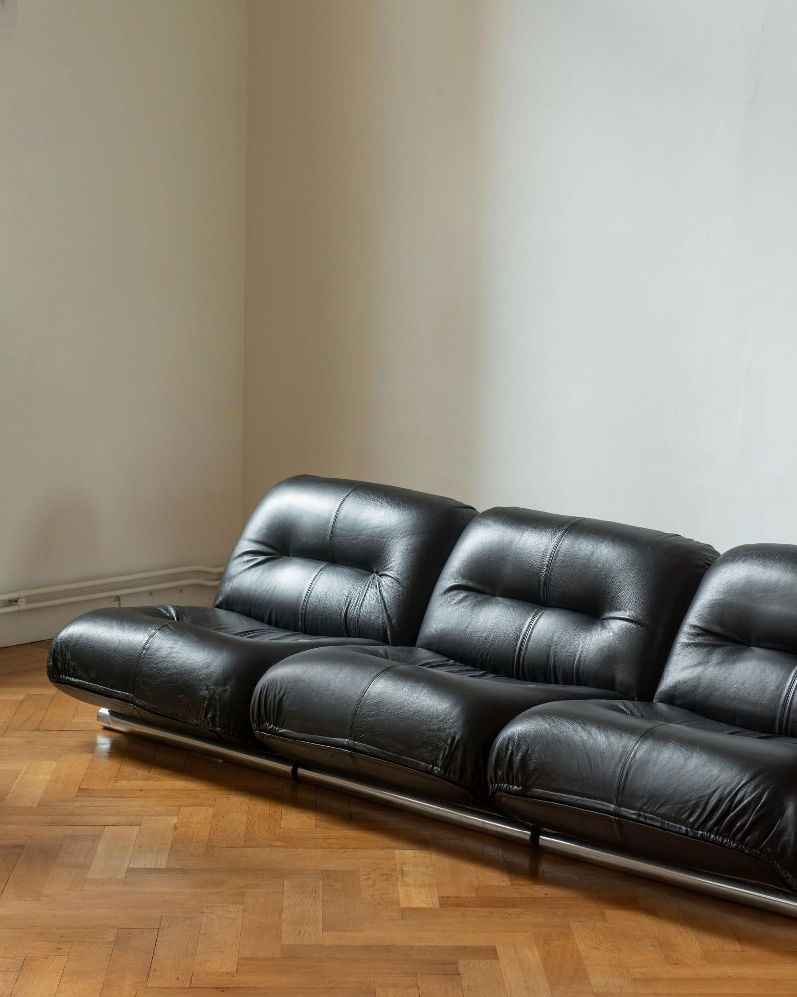 Giuseppe Munari .Ensemble de trois chauffeuses.Métal chromé, acier et cuir.Edition Poltrona (1 of 10)