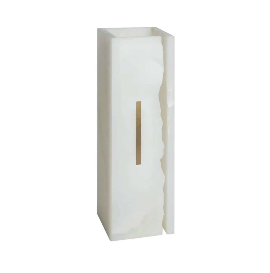 Marie Jeunet.Large Pure White Onix Sculpture.Sculpture.Marbre onyx blanc.H52 L16,5 cm..Basée à: Marie Jeunet.Large Pure White Onix Sculpture.Sculpture.Marbre onyx blanc.H52 L16,5 cm..Basée à Paris, Marie Jeunet est une artiste et designer dont le travail se concentre sur la diffusion de la lum