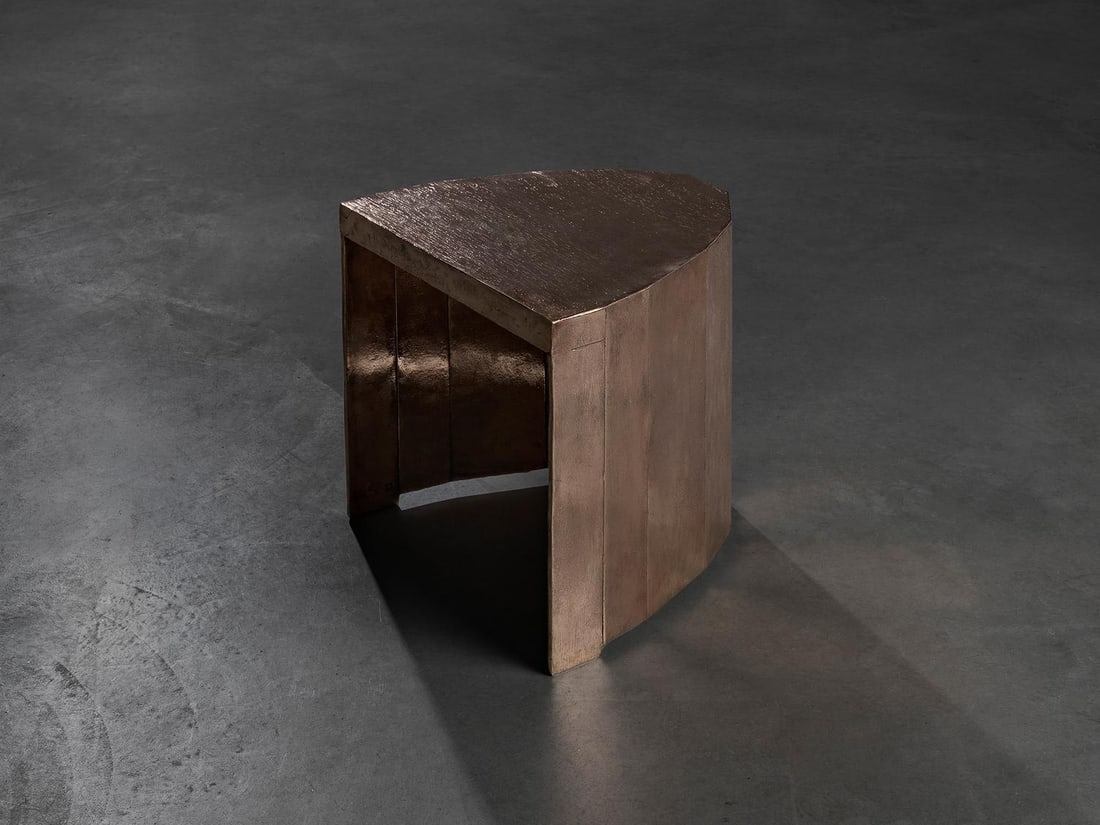 *Studio Khachatryan - hy [b].Tabouret.Bronze coulé, polissage brillant.Édition 12.2023.H43 L40 P38: *Studio Khachatryan - hy [b].Tabouret.Bronze coulé, polissage brillant.Édition 12.2023.H43 L40 P38 cm.TVA supplémentaire à 5,5%..À la fois monolithe et grotte, ce tabouret tire son nom de sa form