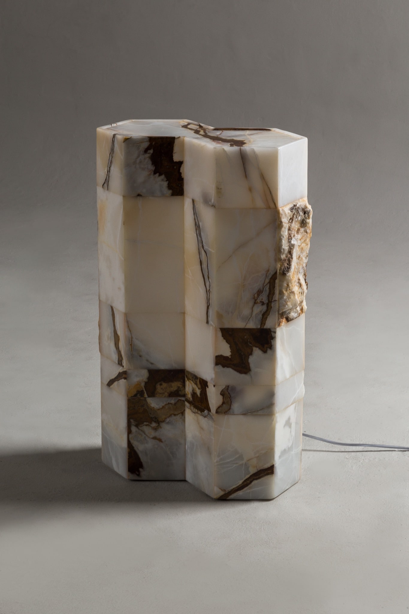 Cristrian Mohaded .Frontera.Petite lampe de sol .Onyx blanc .Date de création : vers 2020.H40 L35: Cristrian Mohaded .Frontera.Petite lampe de sol .Onyx blanc .Date de création : vers 2020.H40 L35 P9 cm..Cristián Mohaded est un designer argentin dont le travail s’enracine dans les traditions ar