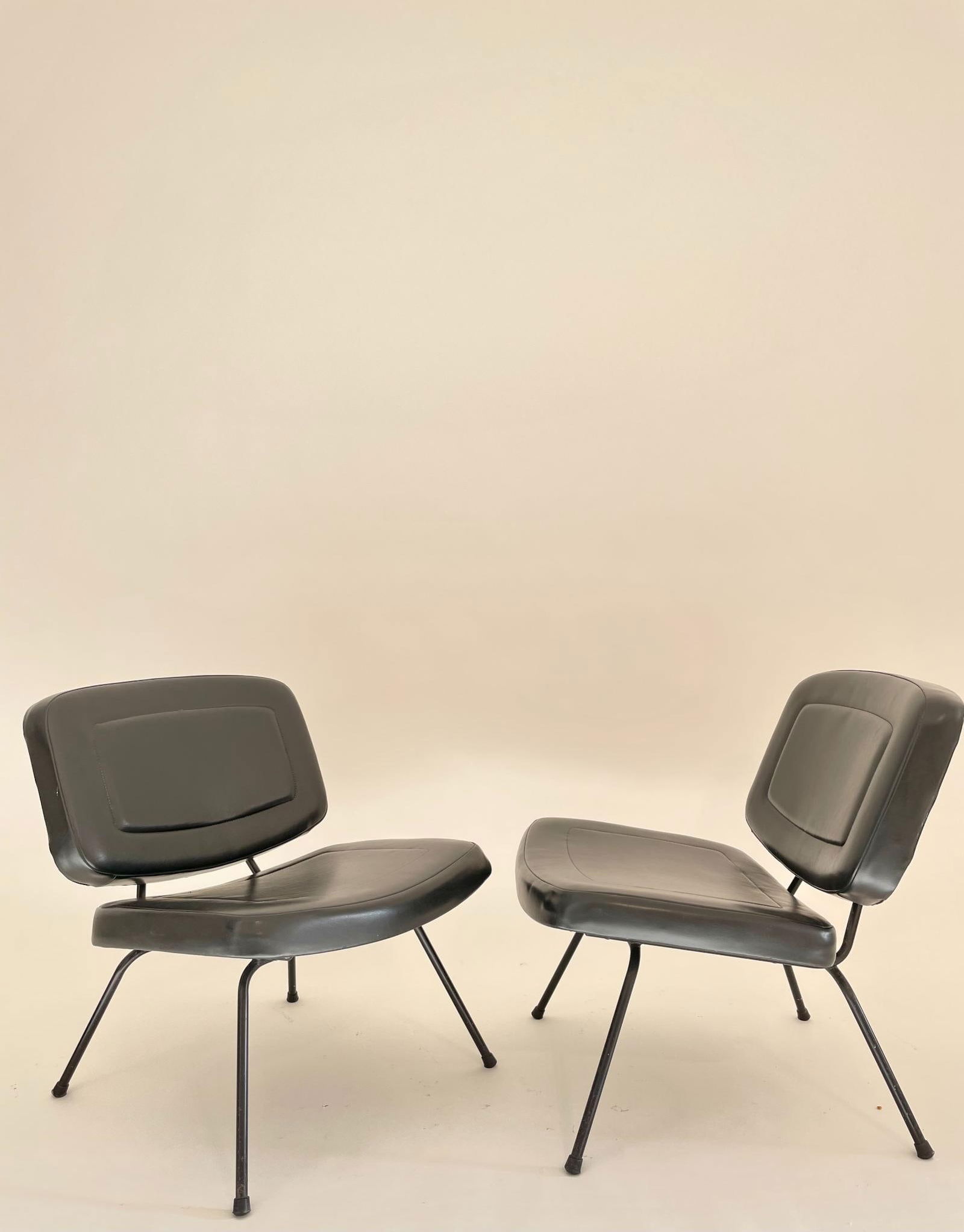 Pierre Paulin.Paire de modèles CM190 par Pierre Paulin et Thonet, années 1950, en skaï: Pierre Paulin.Paire de modèles CM190 par Pierre Paulin et Thonet, années 1950, en skaï d’origine. ..Modèle CM190, créé dans les années 1950 par le designer français Pierre Paulin (1927-2009)