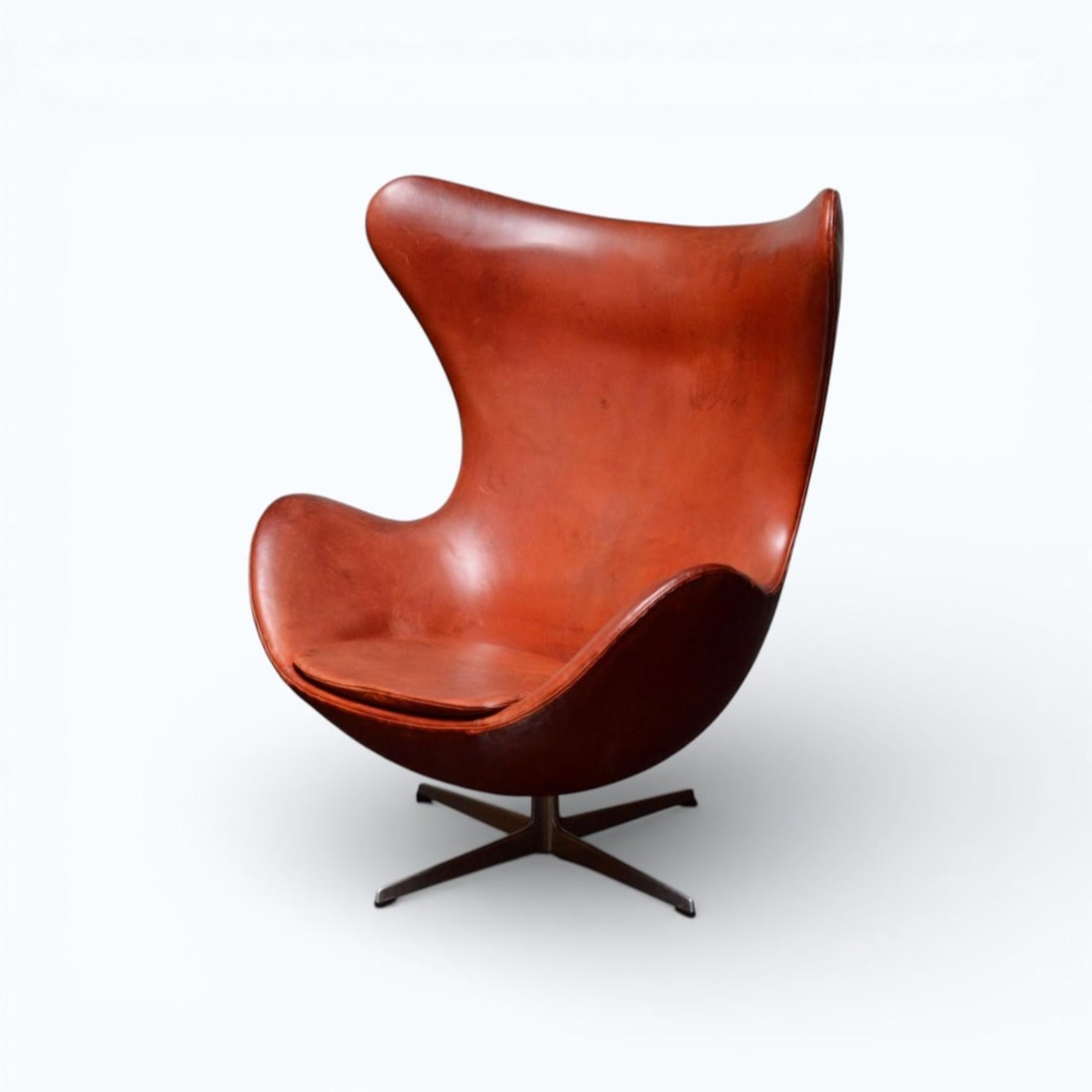 Arne Jacobsen (1902-1971) .Egg chair - modèle 3317.Aluminium et cuir.Edition Fritz Hansen .Date de (1 of 14)