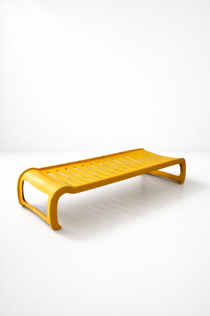 Wolfgang Feierbach .Daybed/Lit de jour.Banquette.Fibre de verre.Édition FG design.Date de création: Wolfgang Feierbach .Daybed/Lit de jour.Banquette.Fibre de verre.Édition FG design.Date de création : 1968.H37 L170 P65 cm..Représentante du courant Space Age qui marqua le design européen des ann�