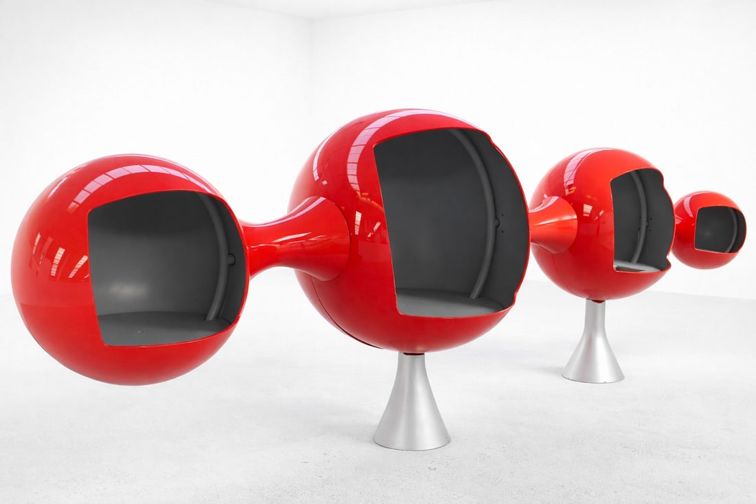 Space age .Buffet XXL.Pièce unique.Date de création : 1980.Provenance : plateau TV chaine: Space age .Buffet XXL.Pièce unique.Date de création : 1980.Provenance : plateau TV chaine allemande.