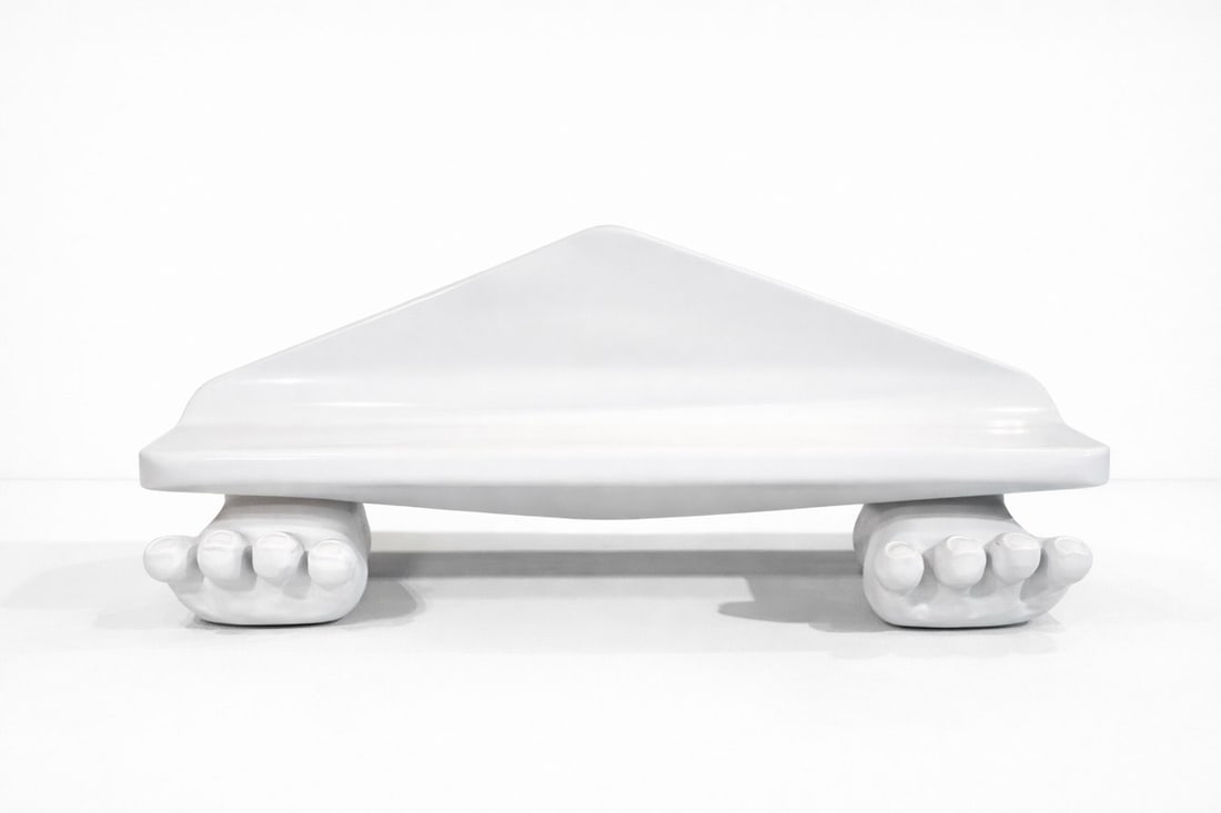 Pierre Colleu .Rare banc sculpture .Fibre de verre .Numéroté N°2 /3.Date de création : vers: Pierre Colleu .Rare banc sculpture .Fibre de verre .Numéroté N°2 /3.Date de création : vers 1970.H70 L200 P70 cm..À la frontière absolue entre le design et la sculpture, ce banc en fibre de verr