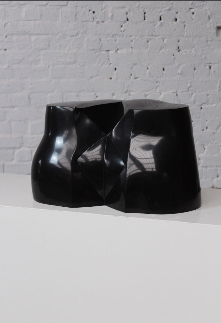 Pol Spilliaert.Wonderbare wandeltocht van Matematicus.Sculpture.Marbre.Pièce unique .Date de: Pol Spilliaert.Wonderbare wandeltocht van Matematicus.Sculpture.Marbre.Pièce unique .Date de création : 1985 .H35 L49 P30 cm..Pièce unique en marbre, Wonderbare wandeltocht van Matematicus (La merv