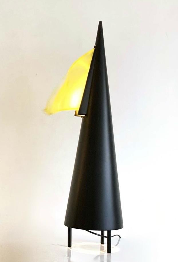 Denis Santachiara (né en 1950) .Lampe de table.Aluminium, tissu .Édition Domodinamica .Date de: Denis Santachiara (né en 1950) .Lampe de table.Aluminium, tissu .Édition Domodinamica .Date de création : 1987.H 68 cm..Cette lampe de table en aluminium et tissu de Denis Santachiara pour Domodina