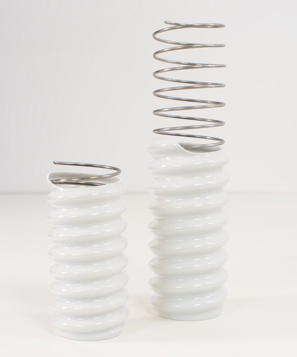 Ron Arad - Ringoletto.Ensemble de deux vases.Porcelaine blanche, spirale métallique.Eidition (1 of 1)
