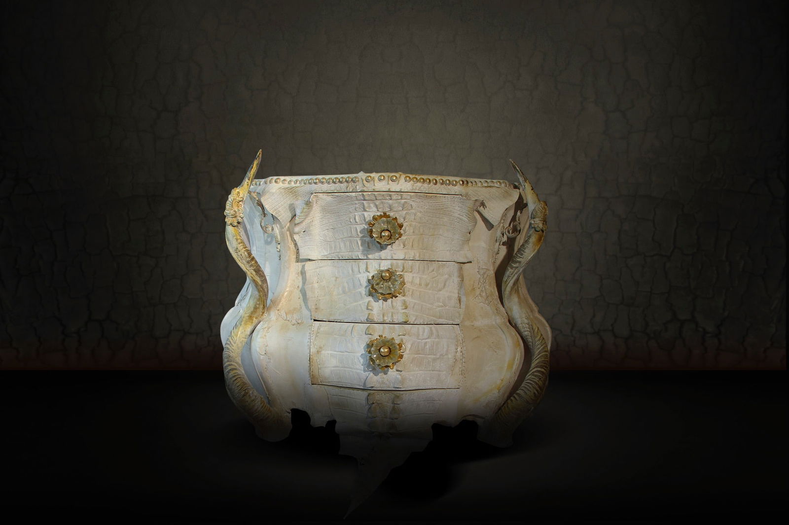 Michel Haillard.Snowaïté.Commode .Aligator, agneau, koudou, bronze..Date de création : 2025 .H110: Michel Haillard.Snowaïté.Commode .Aligator, agneau, koudou, bronze..Date de création : 2025 .H110 L120 P90 cm