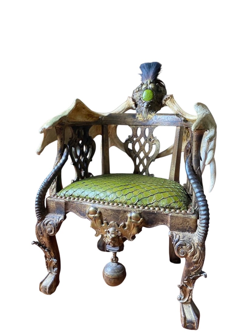 Michel Haillard.Ikar.Fauteuil.Chêne, bois d’élan, cornes de gazelle de Grant, pirarucu, bronzes,: Michel Haillard.Ikar.Fauteuil.Chêne, bois d’élan, cornes de gazelle de Grant, pirarucu, bronzes, grelot, crin..H80 L120 P70 cm..C’est assis sur ce lourd trône que le Grand Juge des Affaires