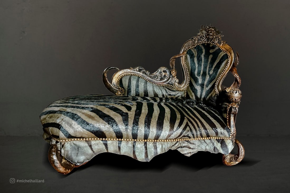 ERROR: Michel Haillard.Samirah.Méridienne .Zèbre teinté, corne de buffle, du Brésil et de koudou, bronze.Date de création : 2025.Cites .H130 L200 P90 cm