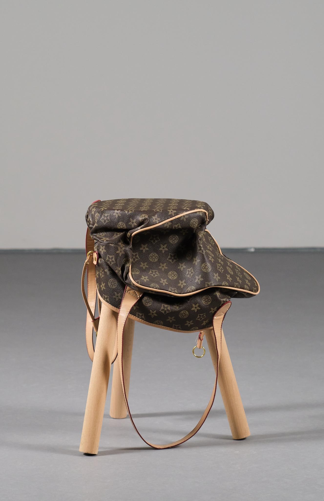 Curro Claret.FB Stool #1.Tabouret.Bois, pièce métallique T300 et copies de sacs de marques de: Curro Claret.FB Stool #1.Tabouret.Bois, pièce métallique T300 et copies de sacs de marques de luxe.Édition limitée.Date de création : 2021.H45,5 L34 P34 cm .Ø 23 cm..FB est une collection de